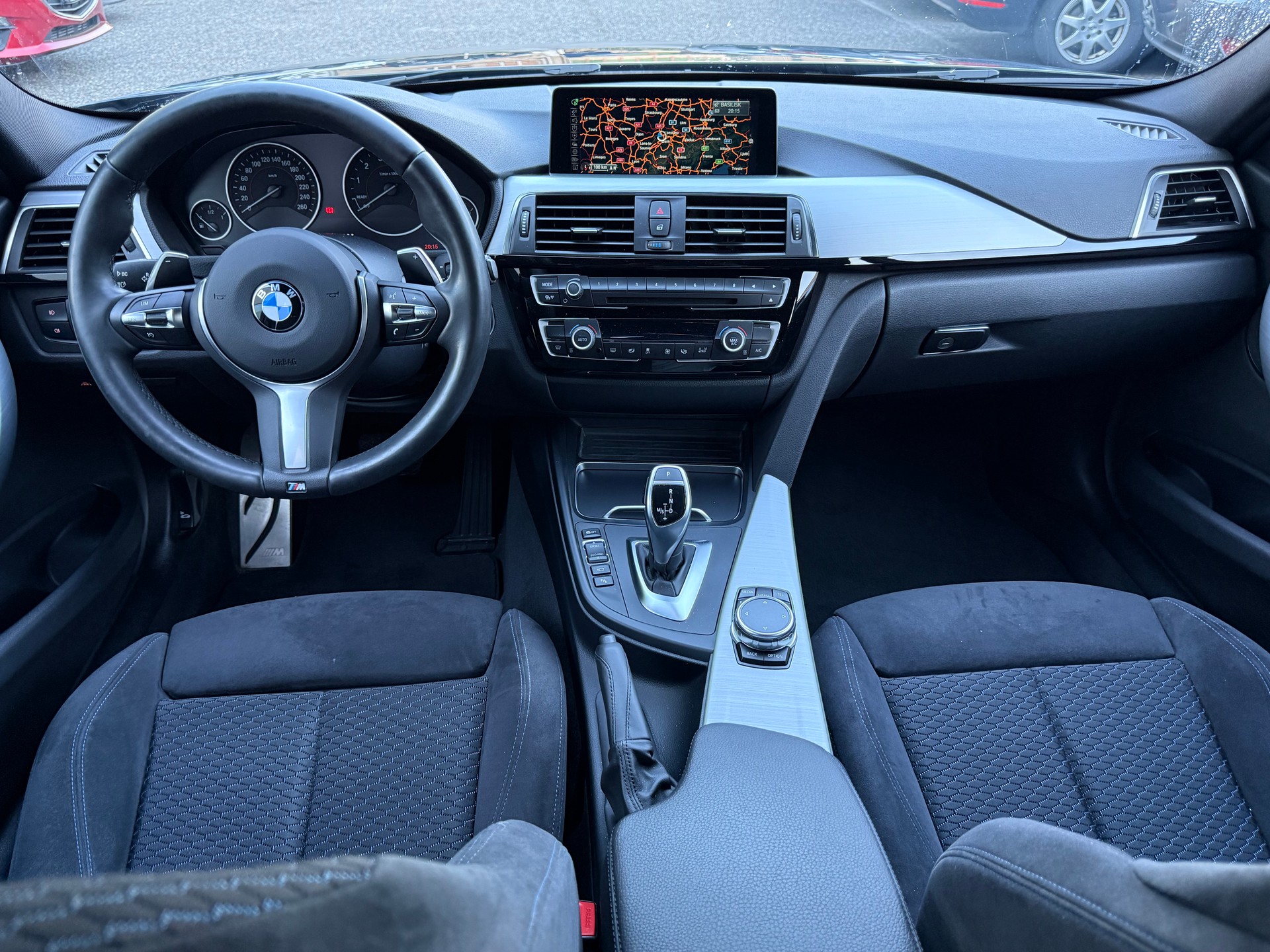 BMW 320i xDrive Touring M Sport Steptronic-image-5