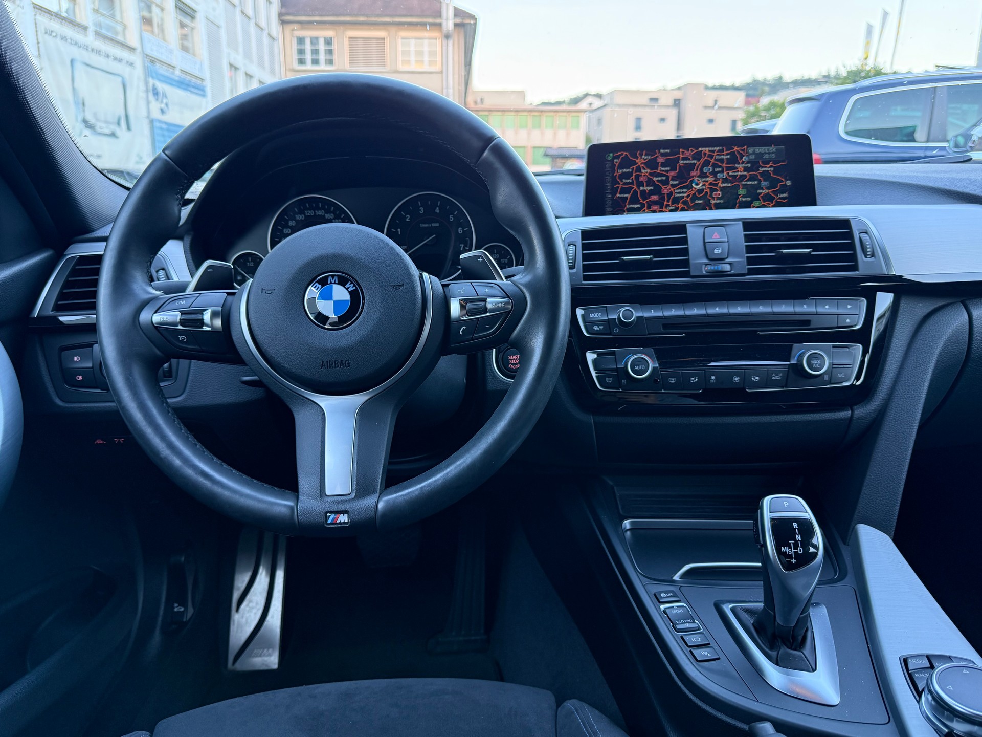 BMW 320i xDrive Touring M Sport Steptronic-image-6