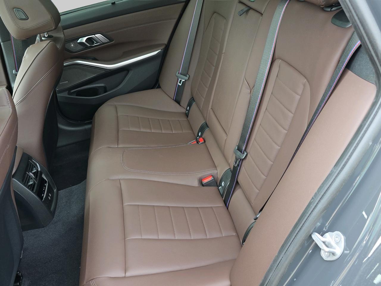 BMW M340i xDrive Touring-image-13