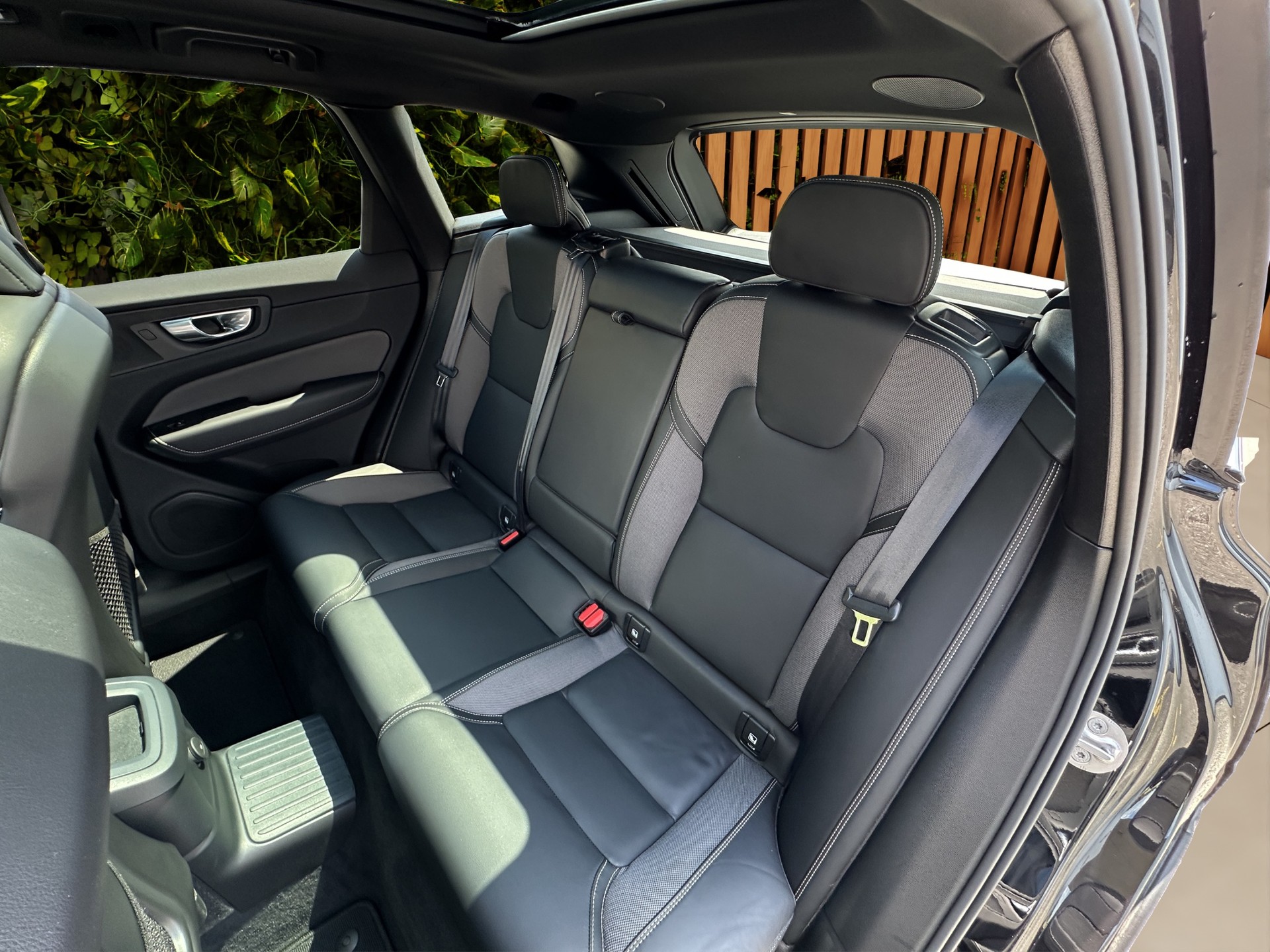 VOLVO XC60 2.0 T8 TE XCENTRIC Black Edition eAWD-image-13