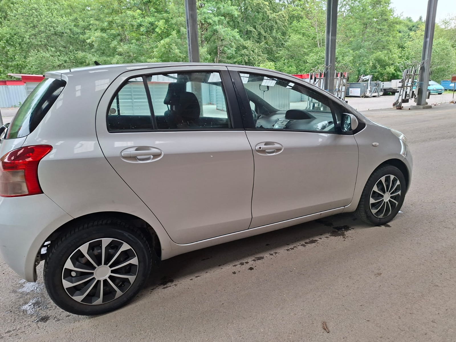 TOYOTA Yaris 1.3 Linea Sol-image-2