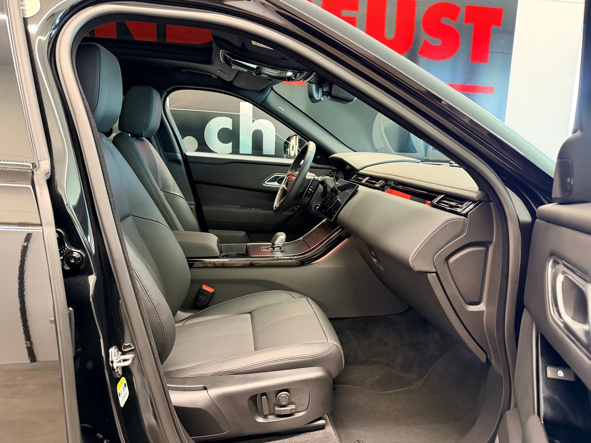 LAND ROVER Range Rover Velar Dynamic SE P 400 Automatic-image-21