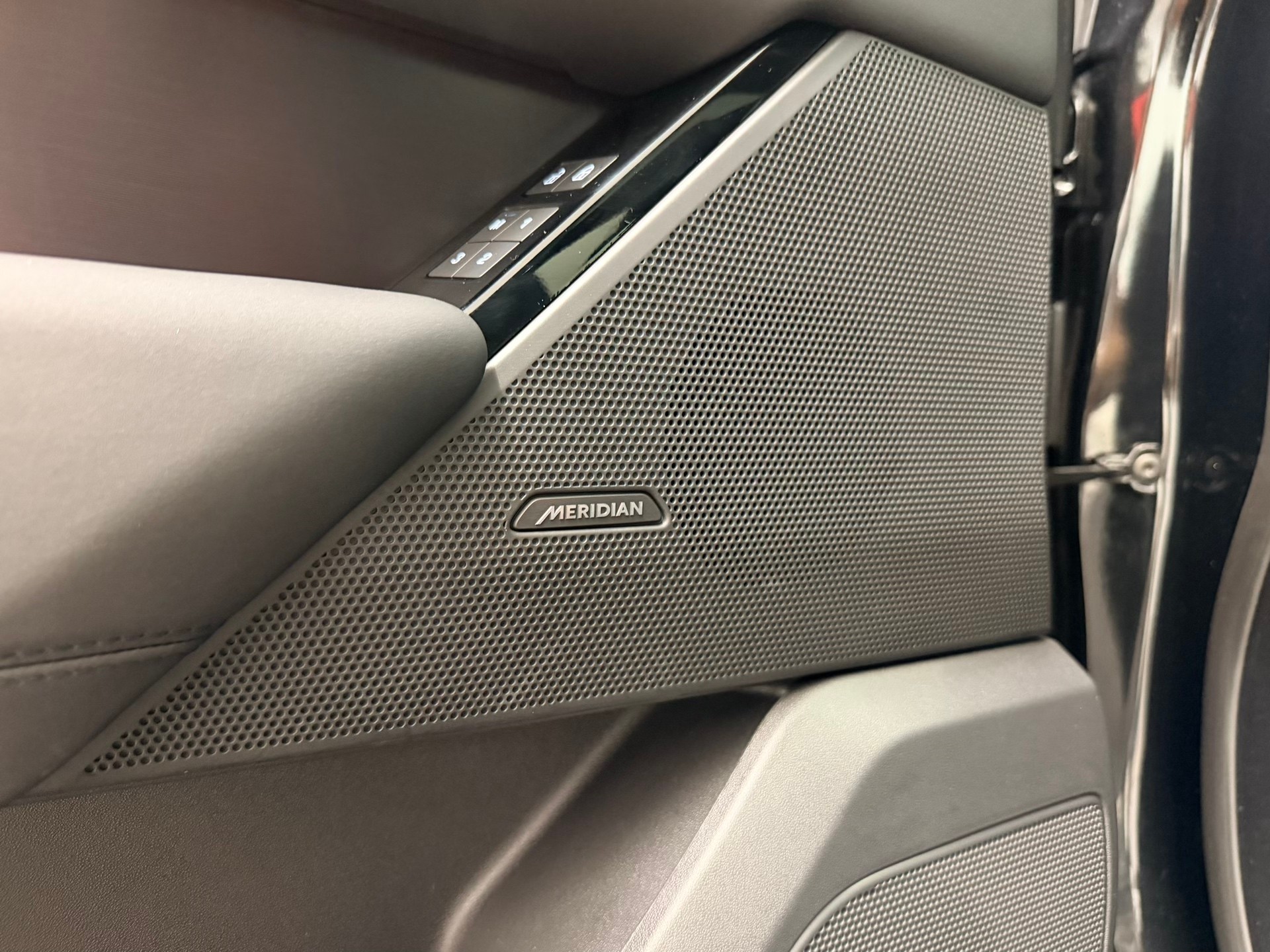 LAND ROVER Range Rover Velar Dynamic SE P 400 Automatic-image-12