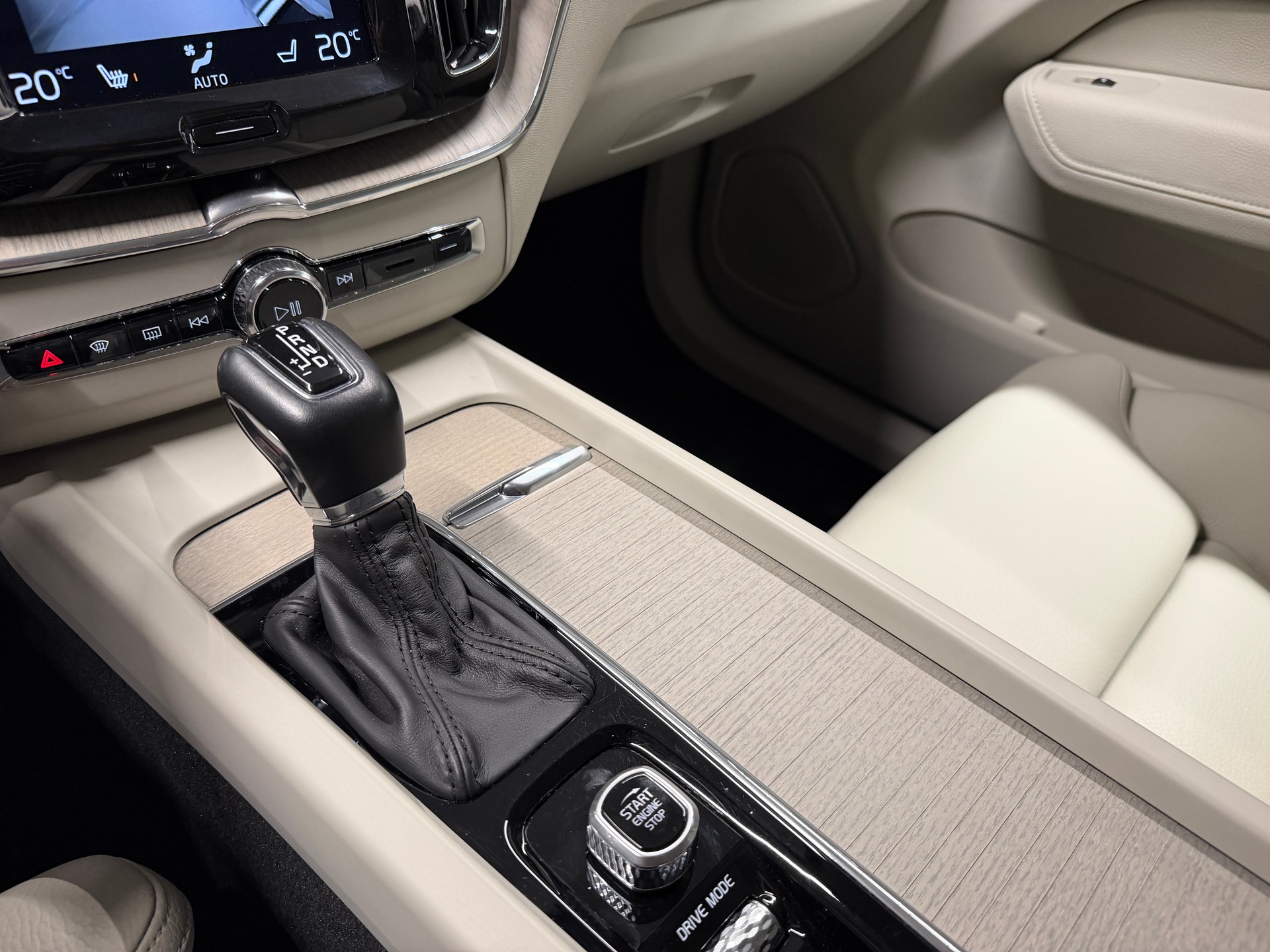 VOLVO XC60 2.0 D5 Inscription AWD-image-23