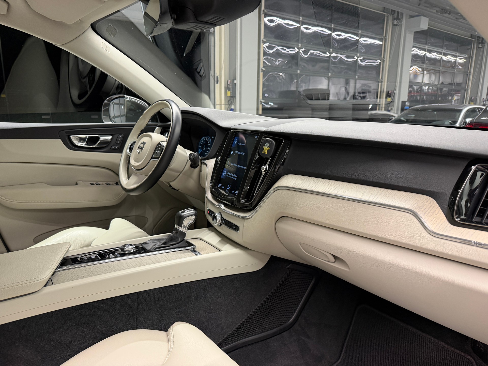 VOLVO XC60 2.0 D5 Inscription AWD-image-17