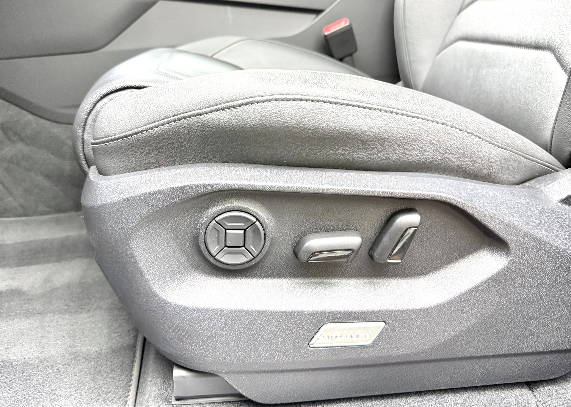 VW Touareg 3.0 TDI Elegance Tiptronic-image-14