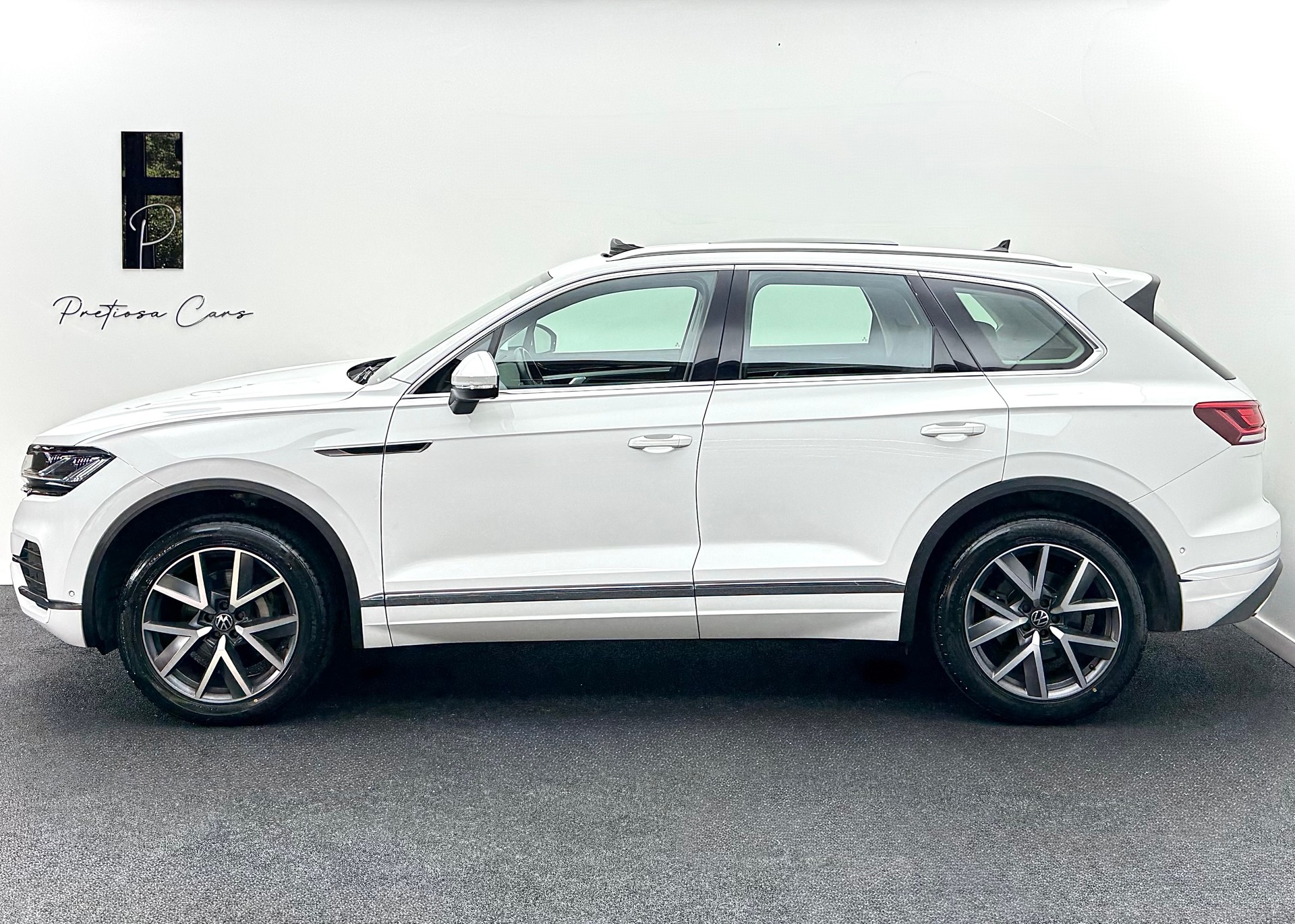 VW Touareg 3.0 TDI Elegance Tiptronic-image-3