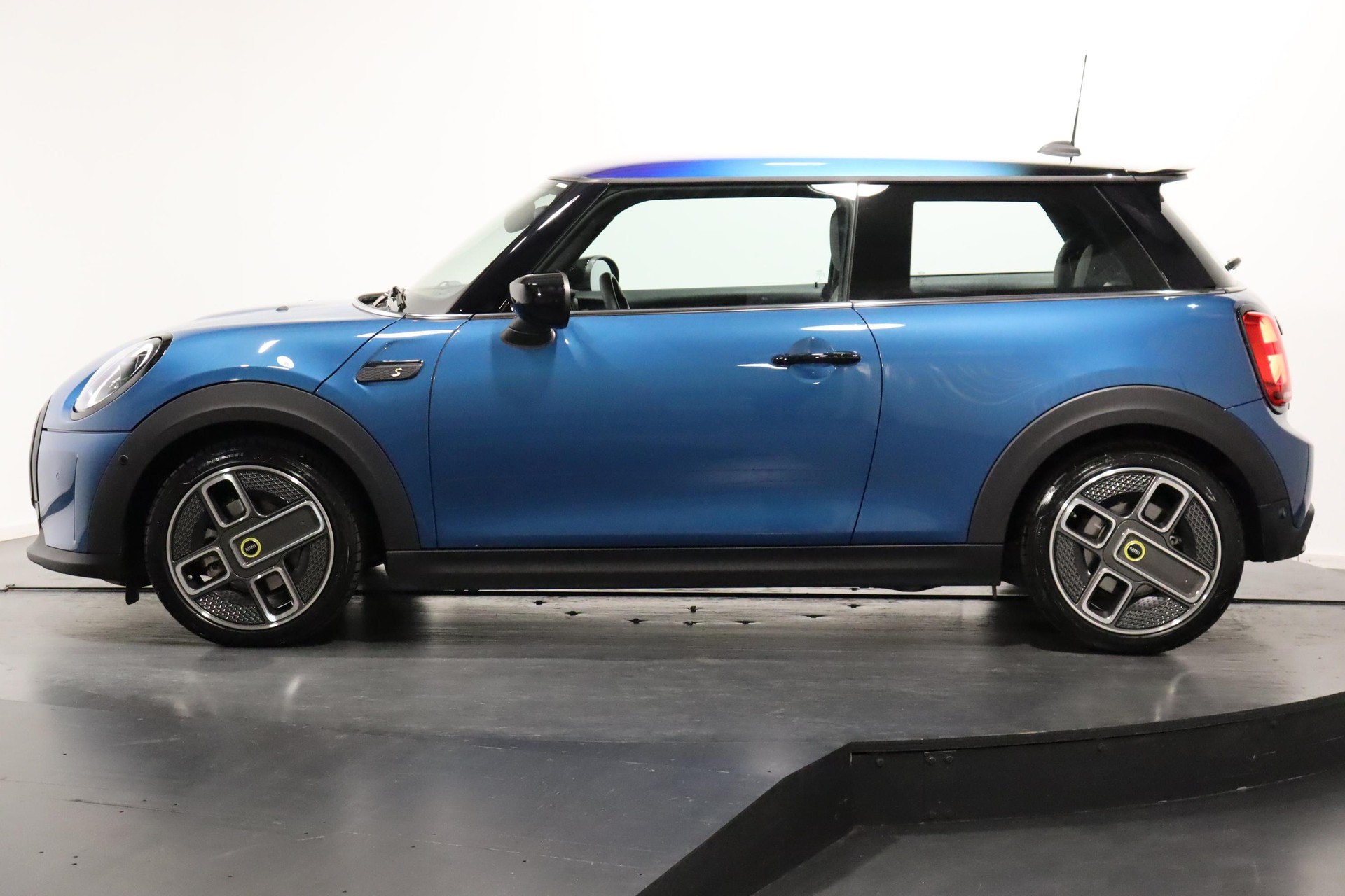 MINI F56 Cooper SE-image-2