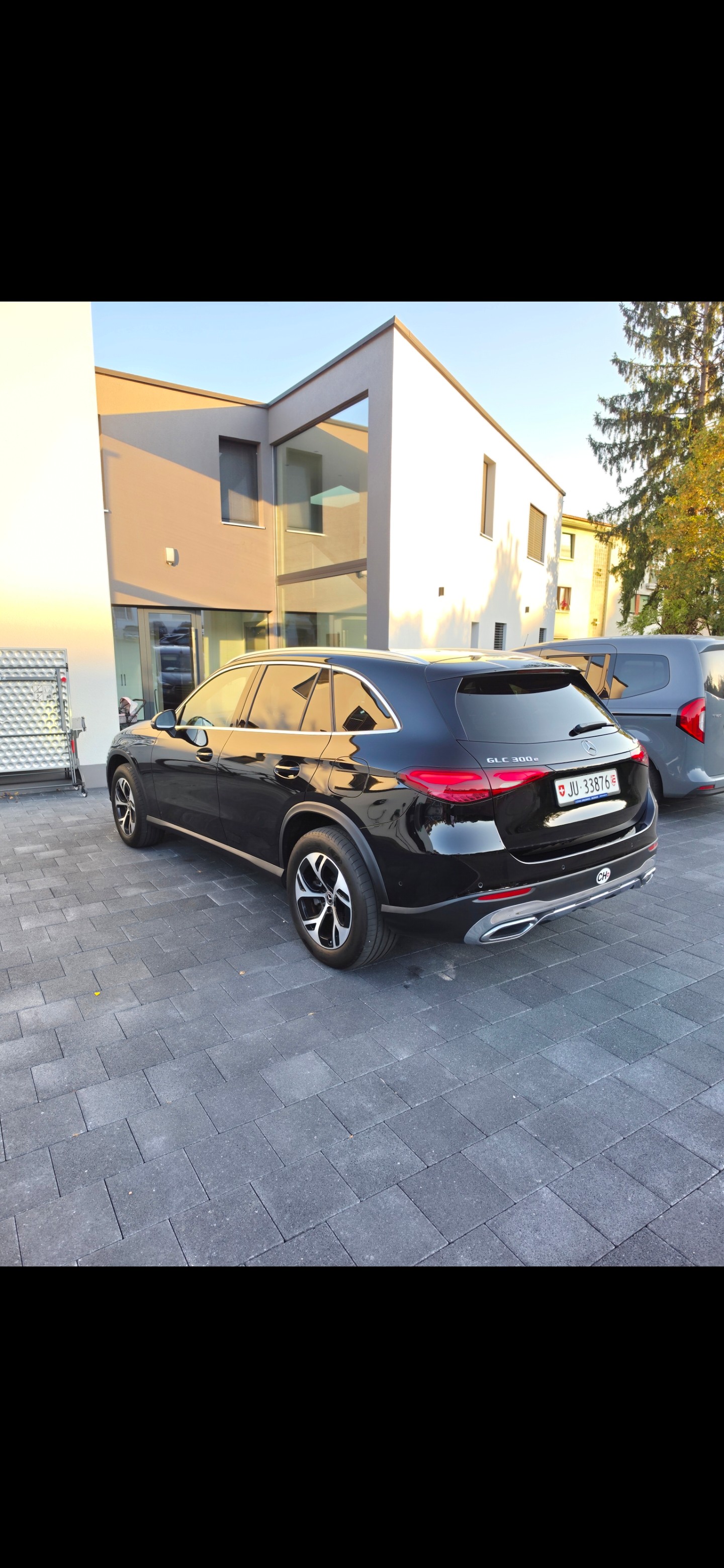 MERCEDES-BENZ GLC 300 e Avantgarde 4matic-image-2