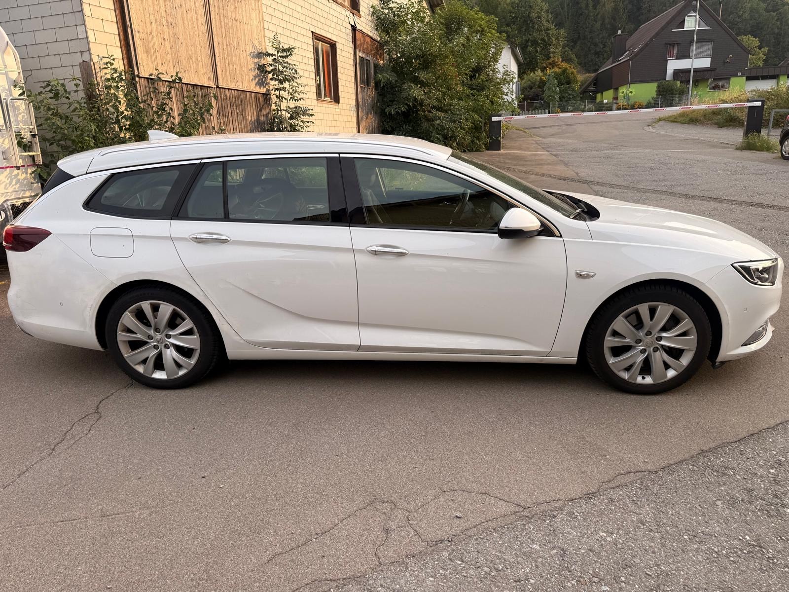 OPEL Insignia 2.0 T Sports Tourer Excellence 4WD Automat.-image-3