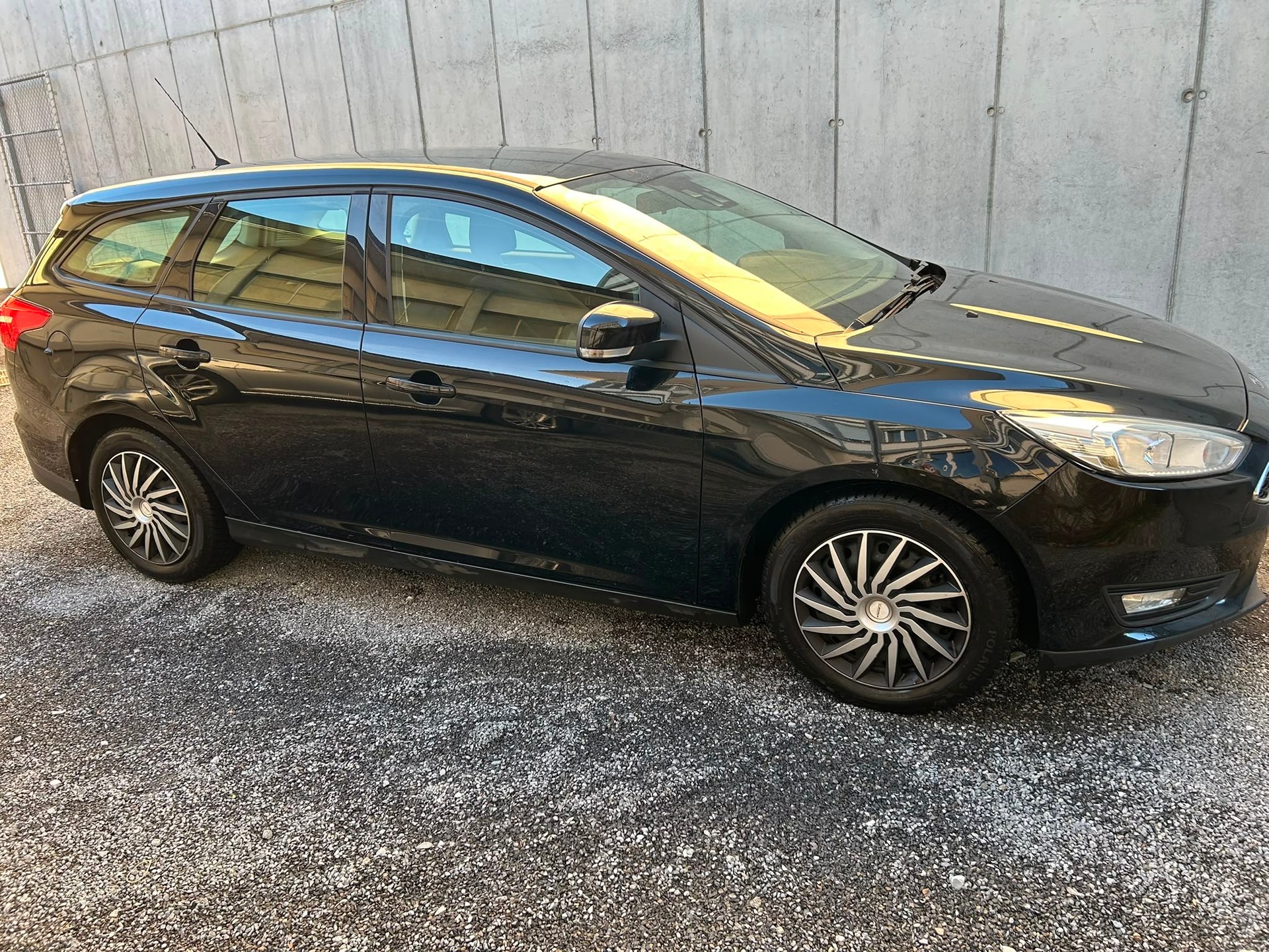 FORD Focus 1.0 SCTi Titanium-image-0