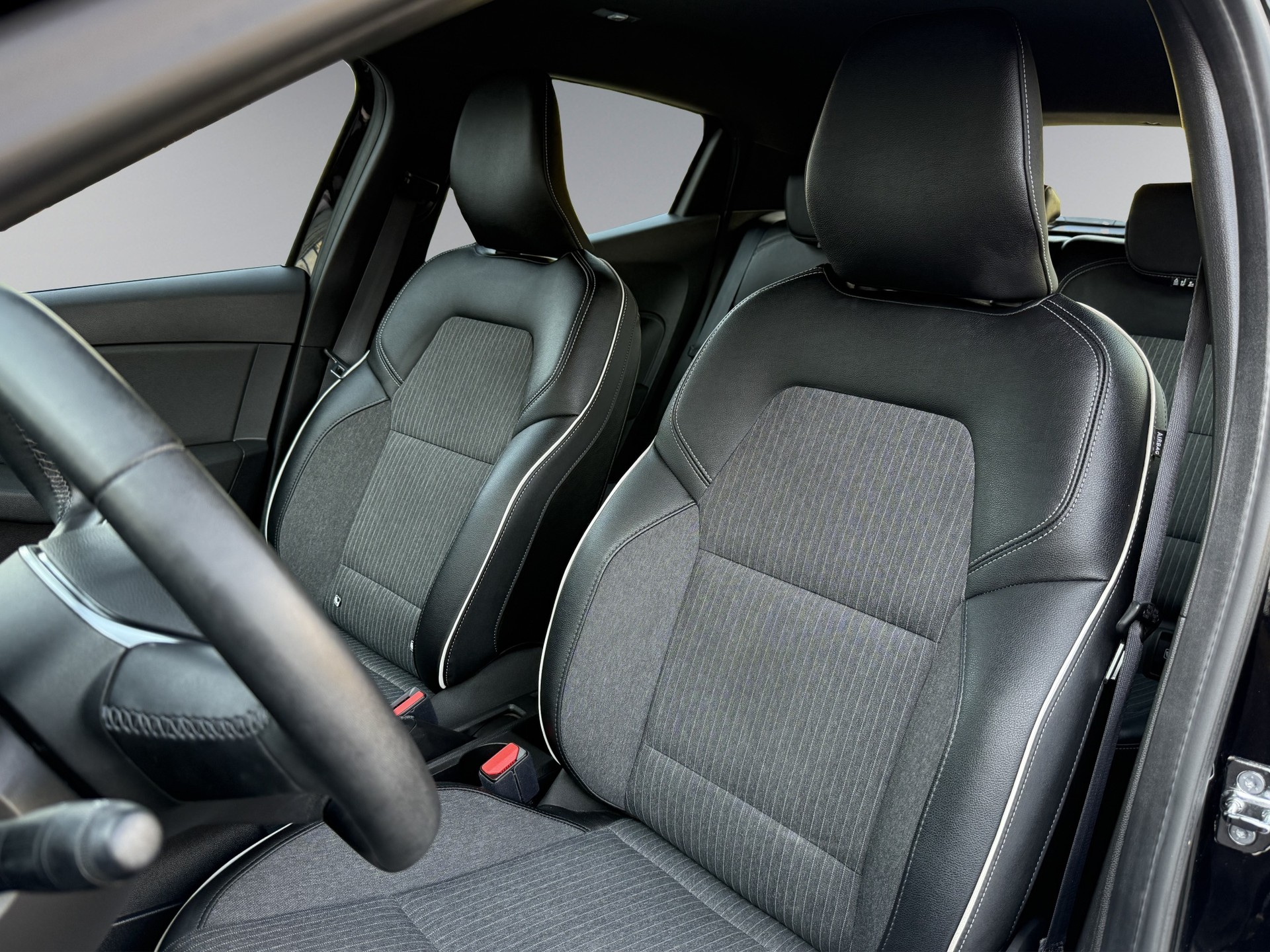 RENAULT Clio 1.6 E-Tech Intens-image-8