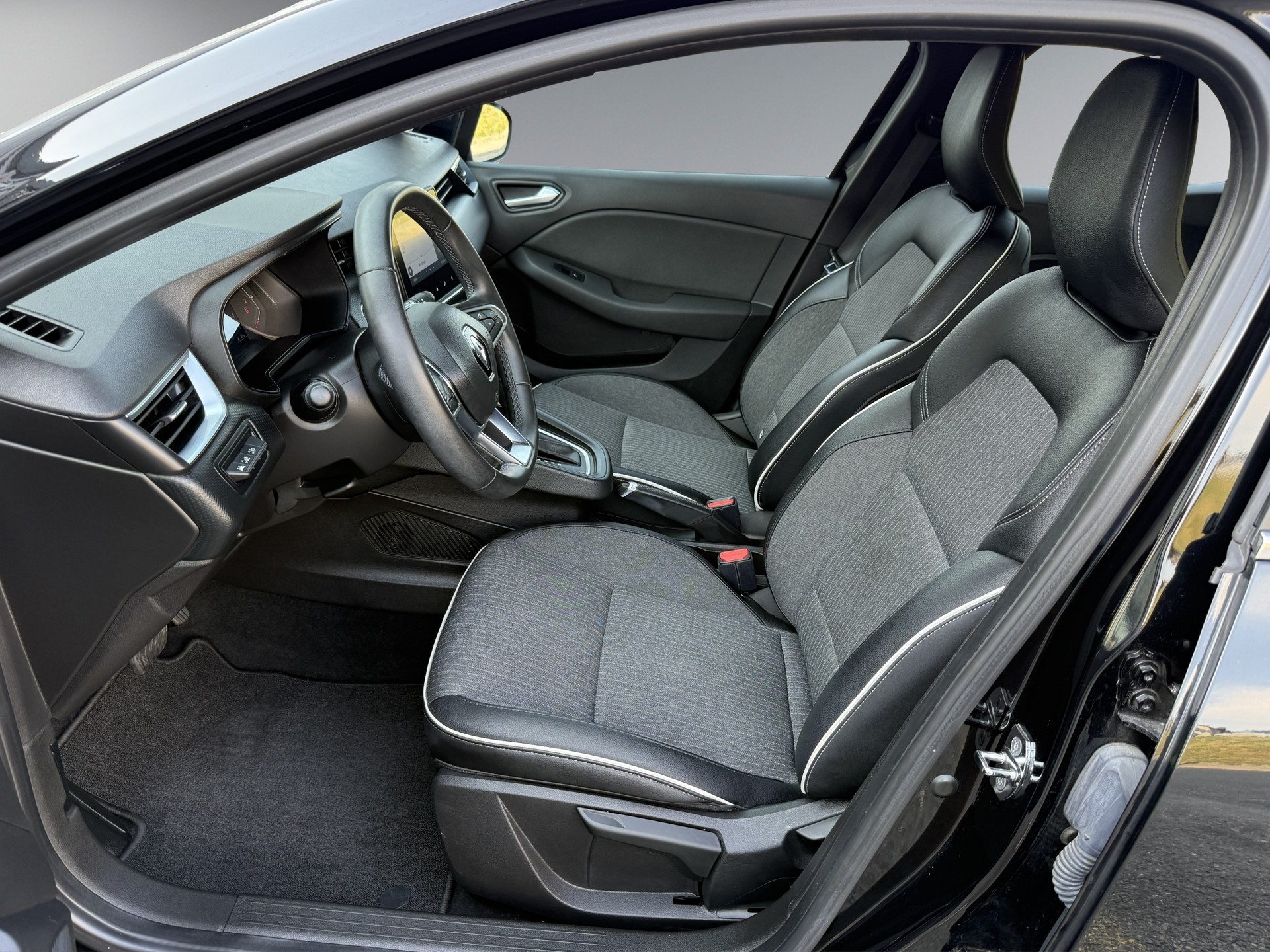 RENAULT Clio 1.6 E-Tech Intens-image-6