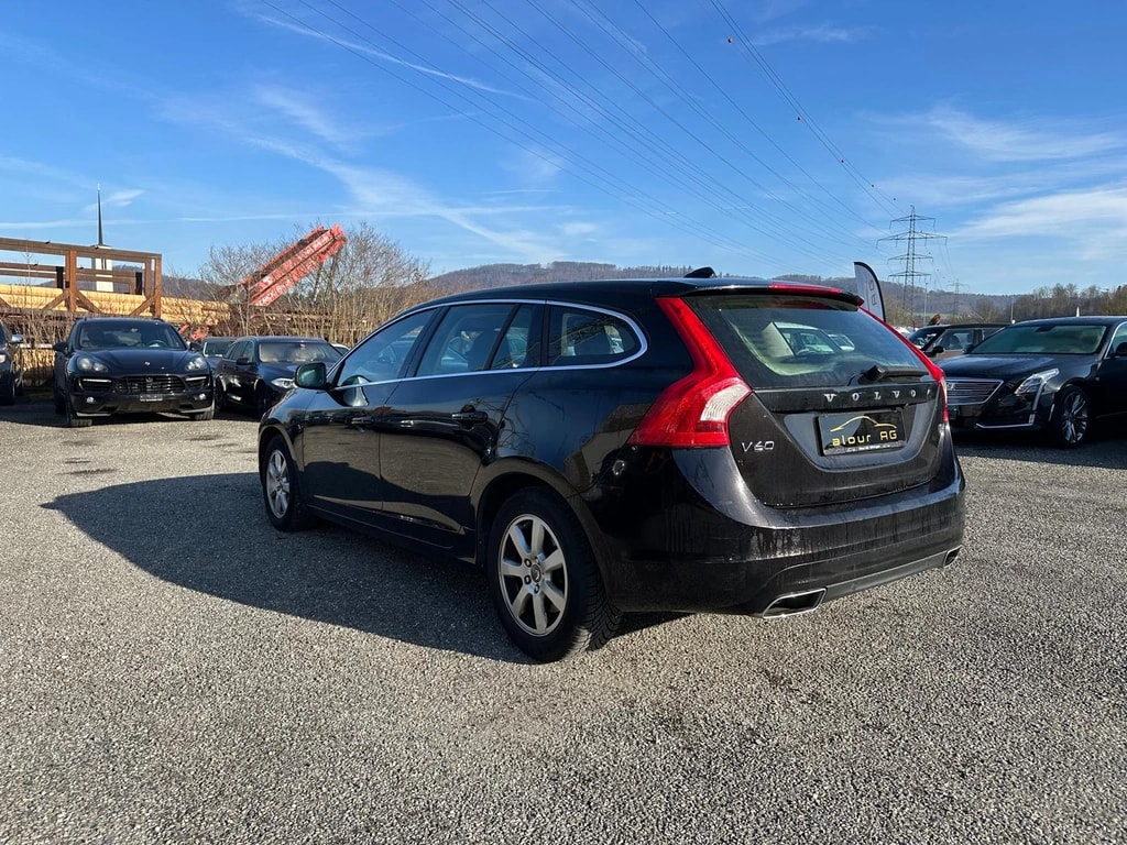 VOLVO V60 D4 Summum Geartronic-image-2