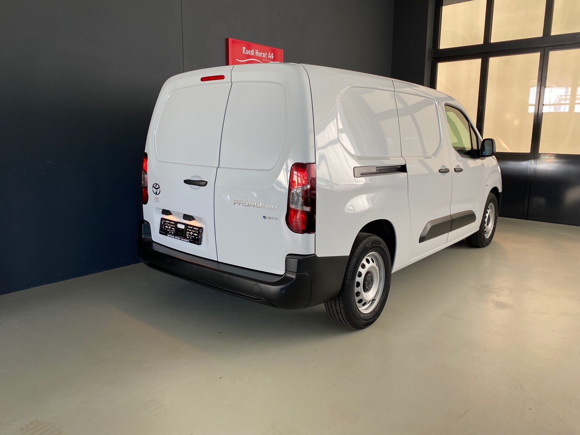TOYOTA PROACE CITY Van L2 52KWh Active-image-4