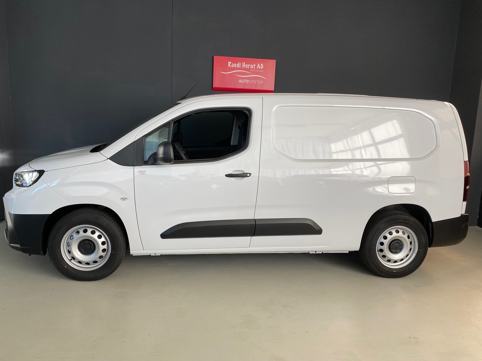 TOYOTA PROACE CITY Van L2 52KWh Active-image-2