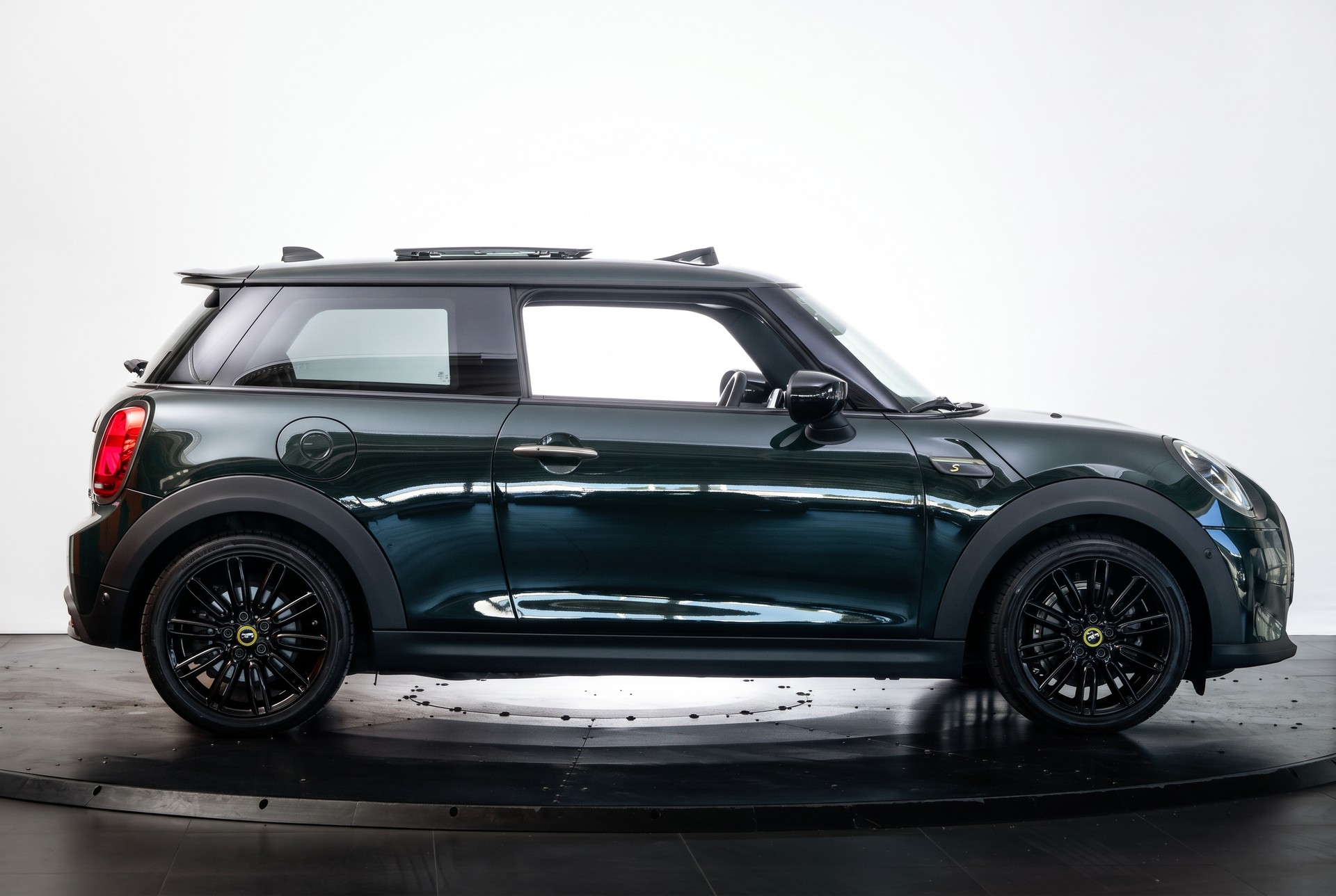 MINI Cooper SE Resolute Edition Rebel Green-image-5