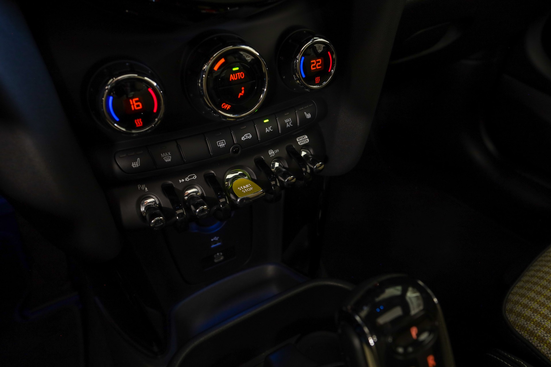 MINI Cooper SE Resolute Edition Rebel Green-image-15
