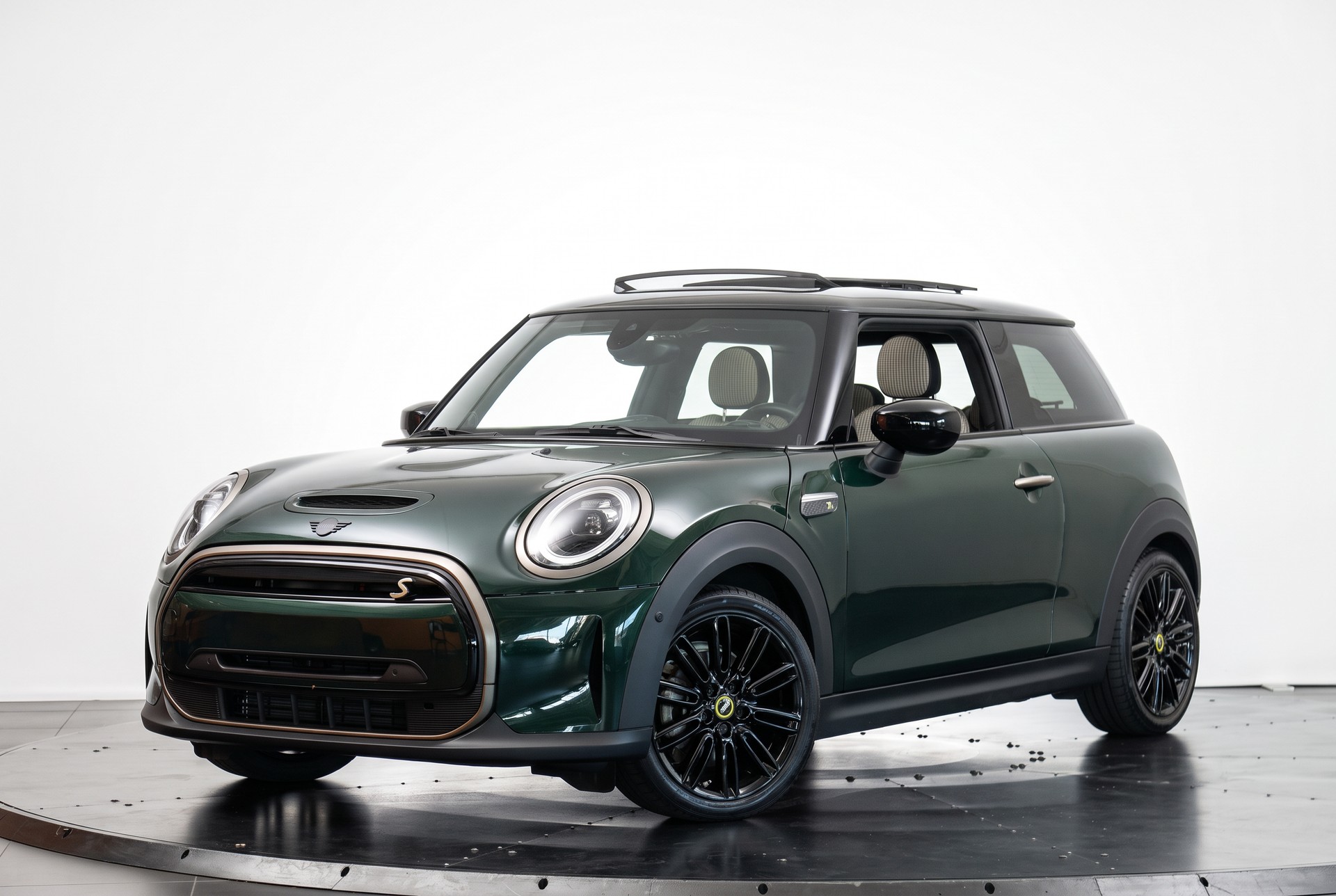 MINI Cooper SE Resolute Edition Rebel Green-image-3