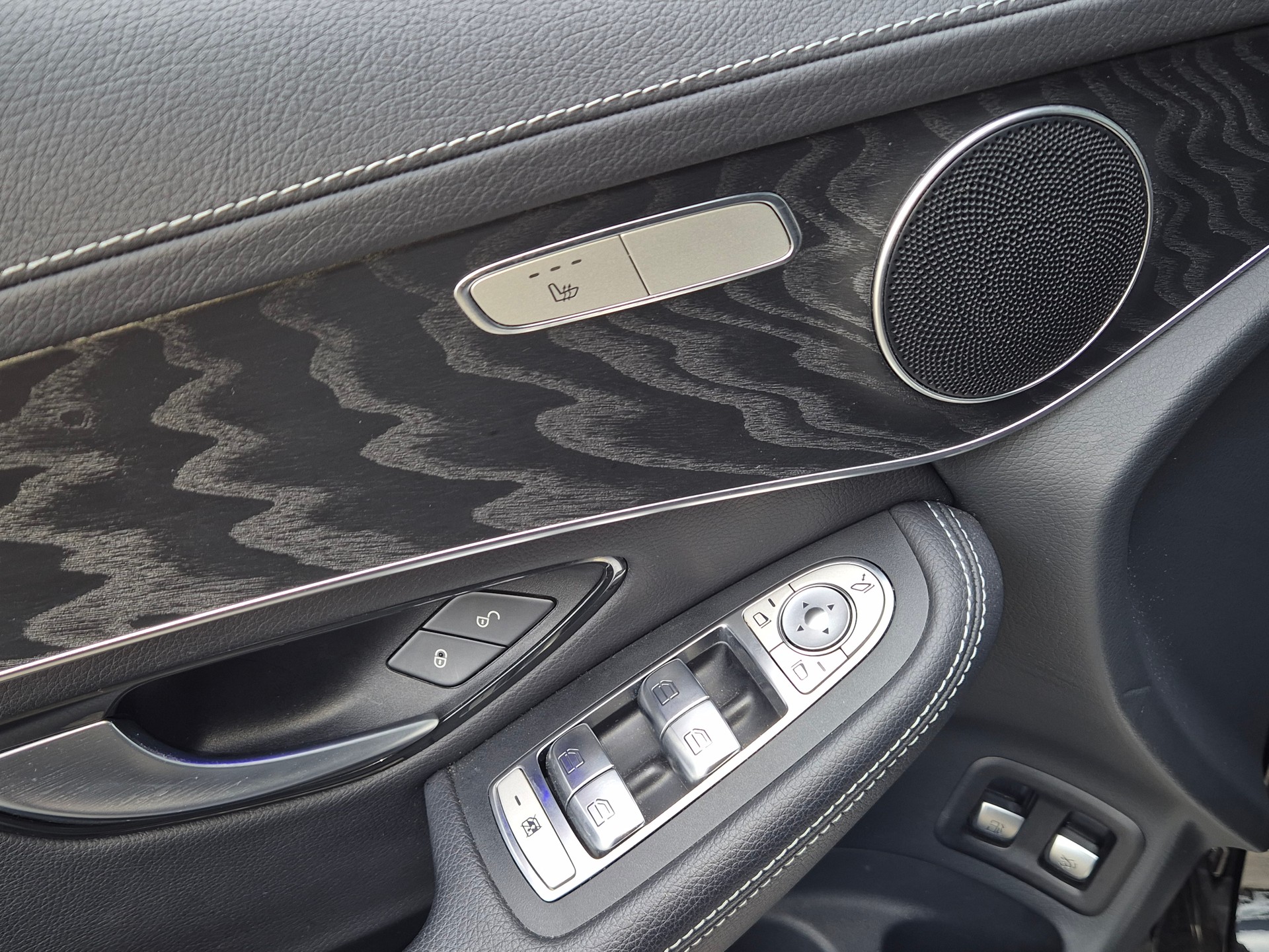 MERCEDES-BENZ GLC 300 e 4Matic 9G-Tronic-image-18