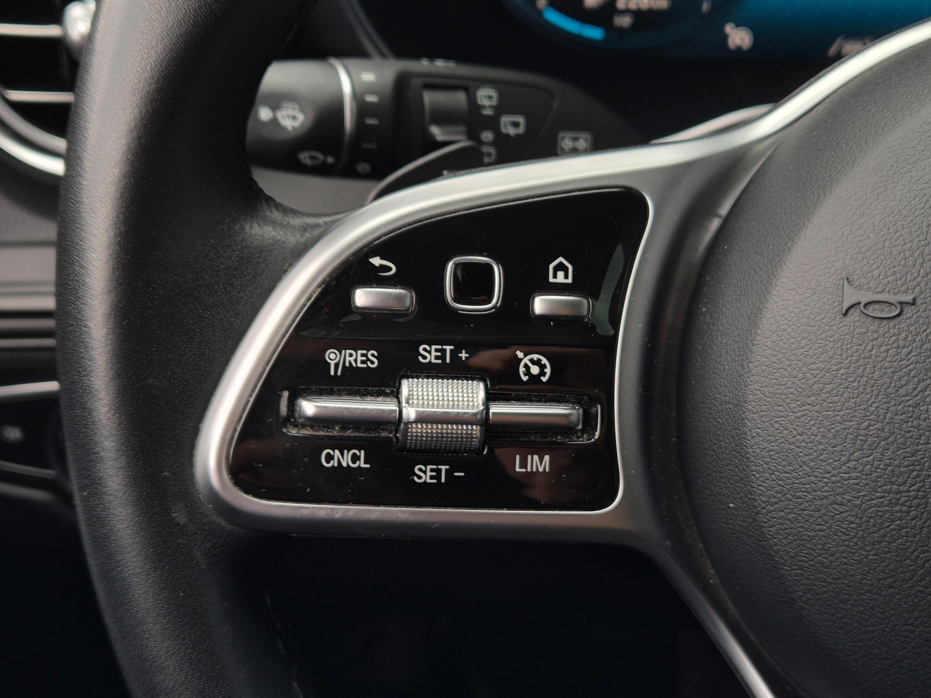 MERCEDES-BENZ GLC 300 e 4Matic 9G-Tronic-image-26