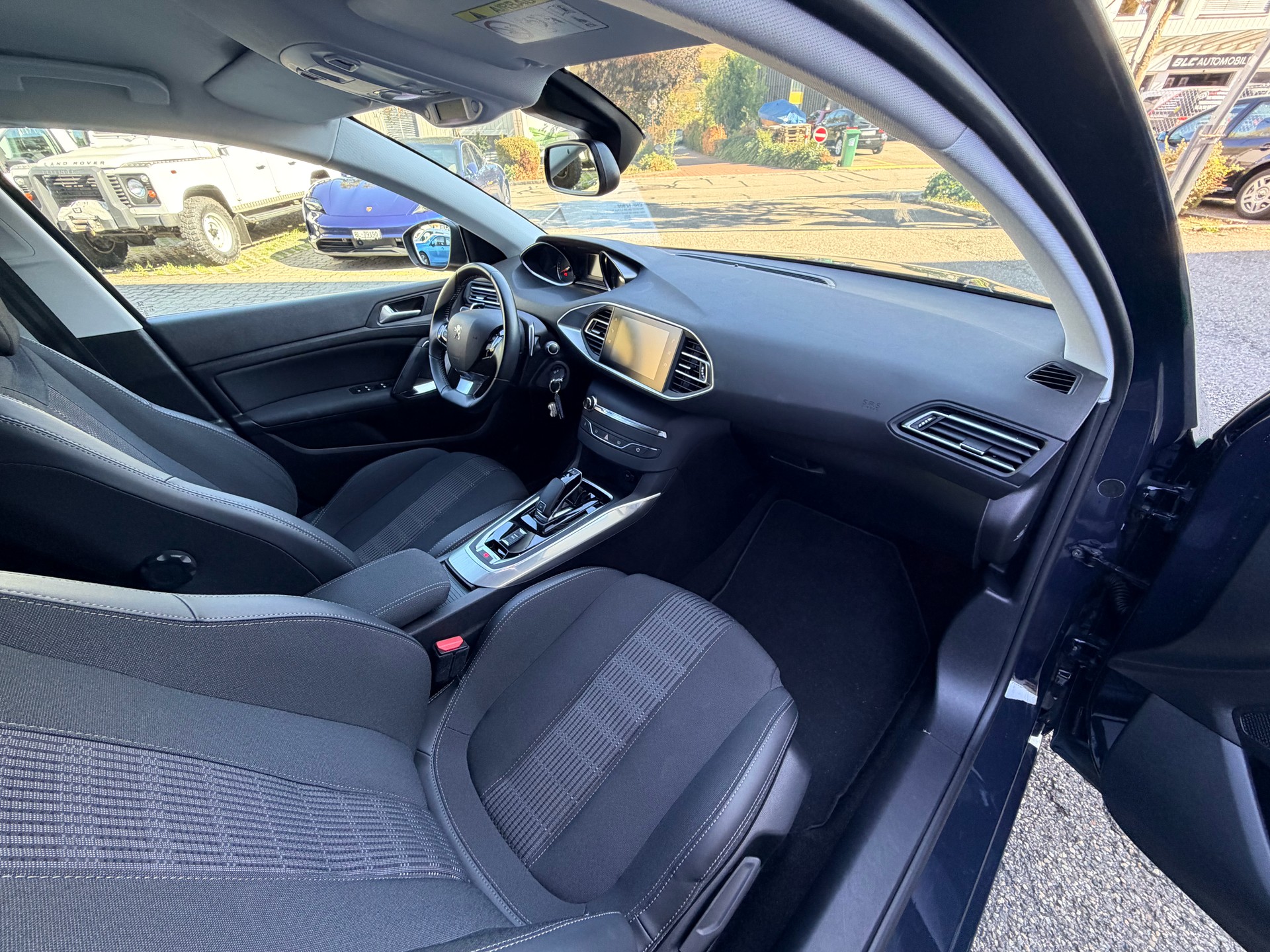PEUGEOT 308 SW 1.2 Pure Tech Allure EAT8-image-9