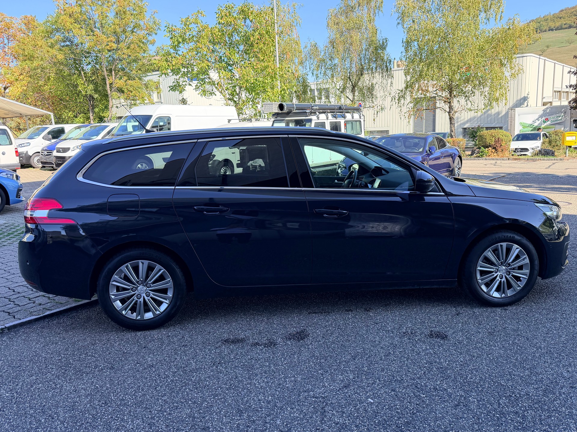 PEUGEOT 308 SW 1.2 Pure Tech Allure EAT8-showroom-element-1