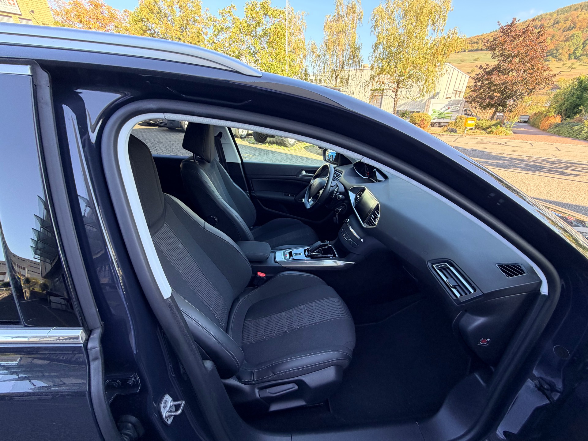 PEUGEOT 308 SW 1.2 Pure Tech Allure EAT8-image-8