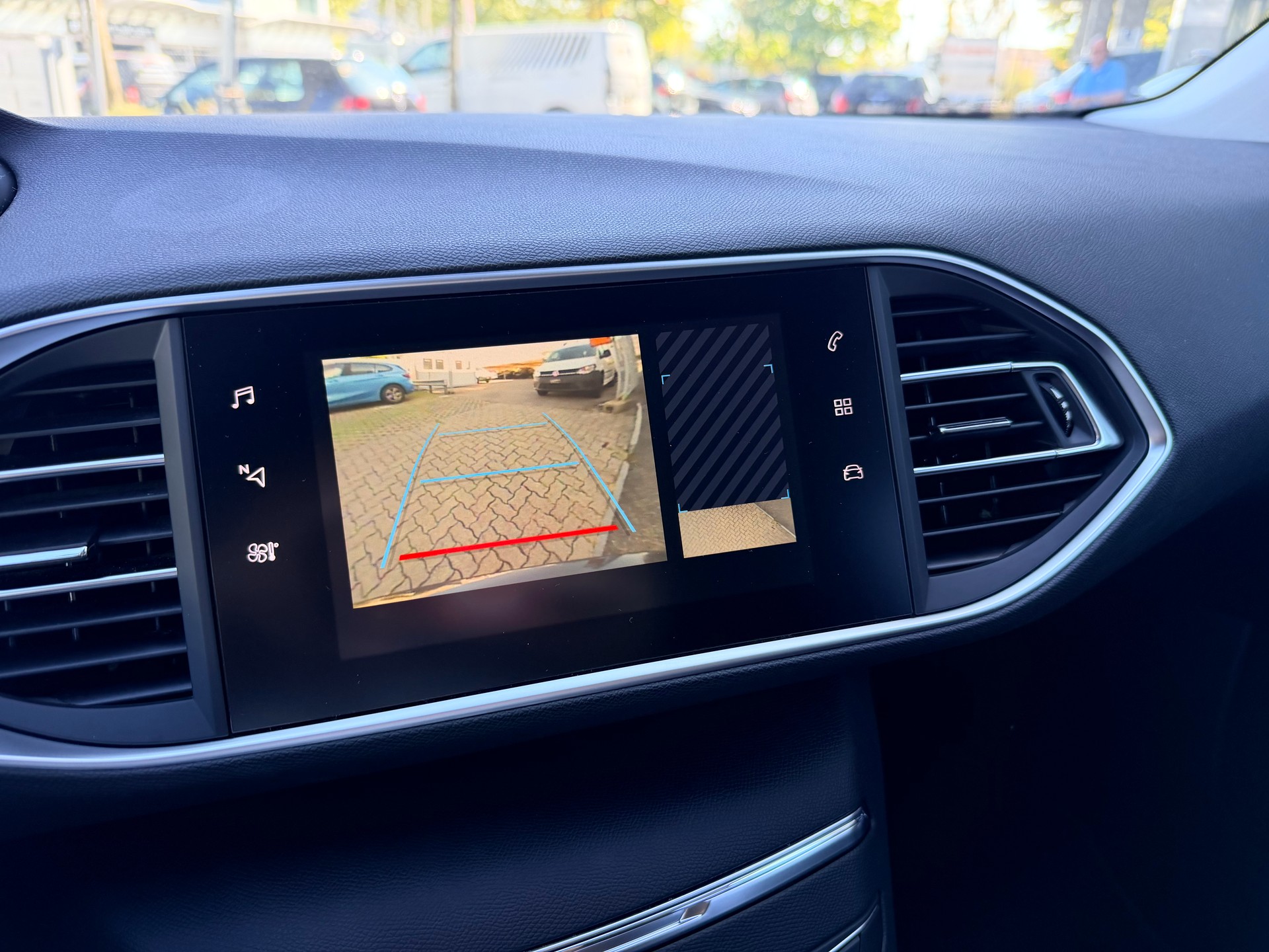 PEUGEOT 308 SW 1.2 Pure Tech Allure EAT8-image-12