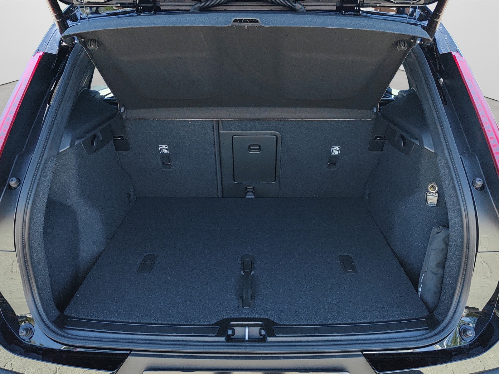 VOLVO XC40 2.0 B4 MH Black Edition-image-13