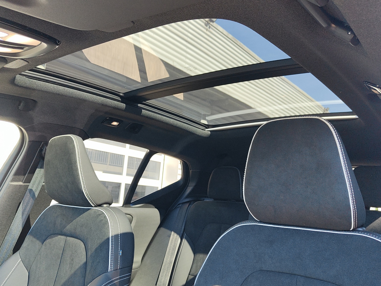 VOLVO XC40 2.0 B4 MH Black Edition-image-11