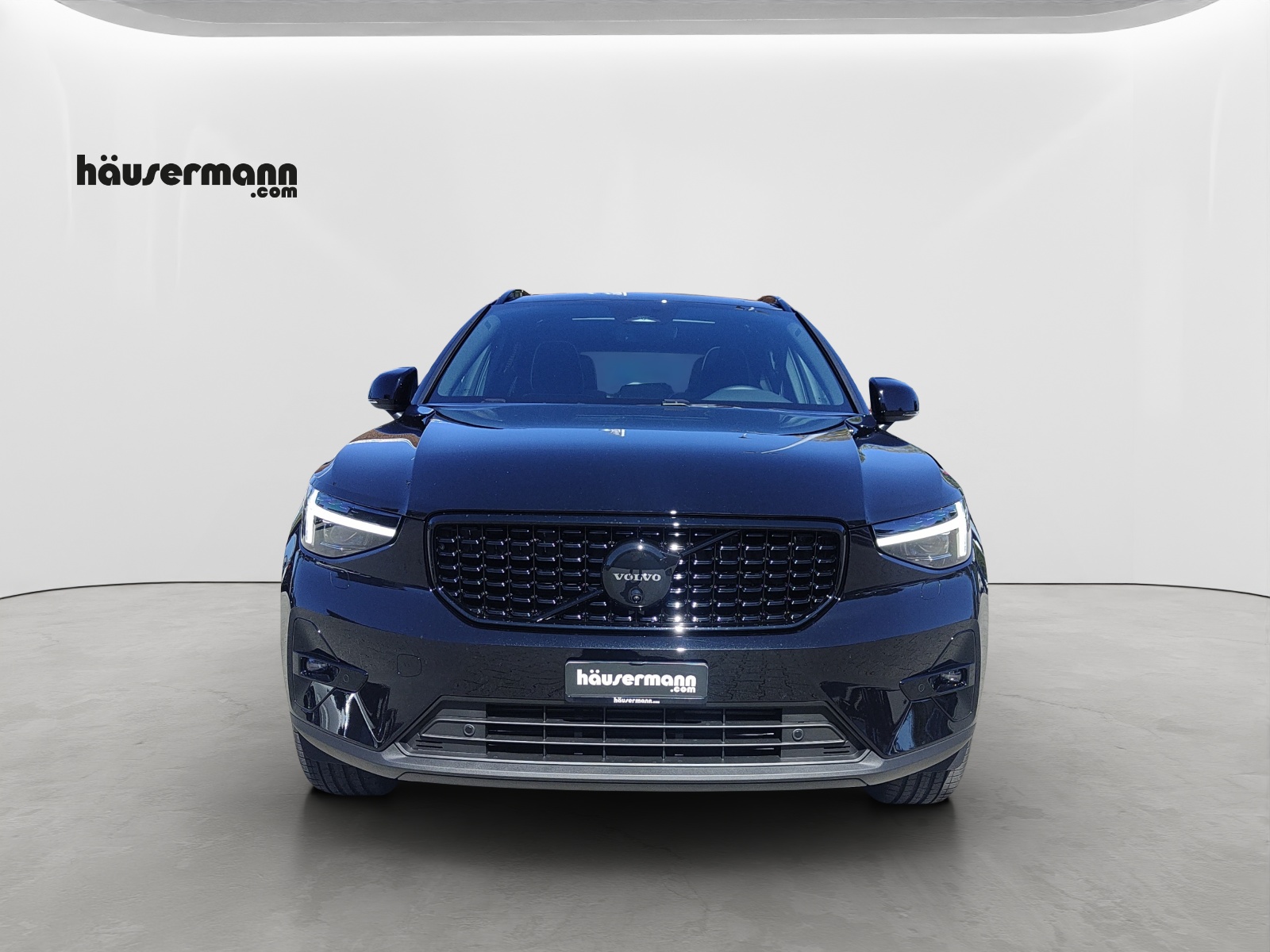 VOLVO XC40 2.0 B4 MH Black Edition-image-1