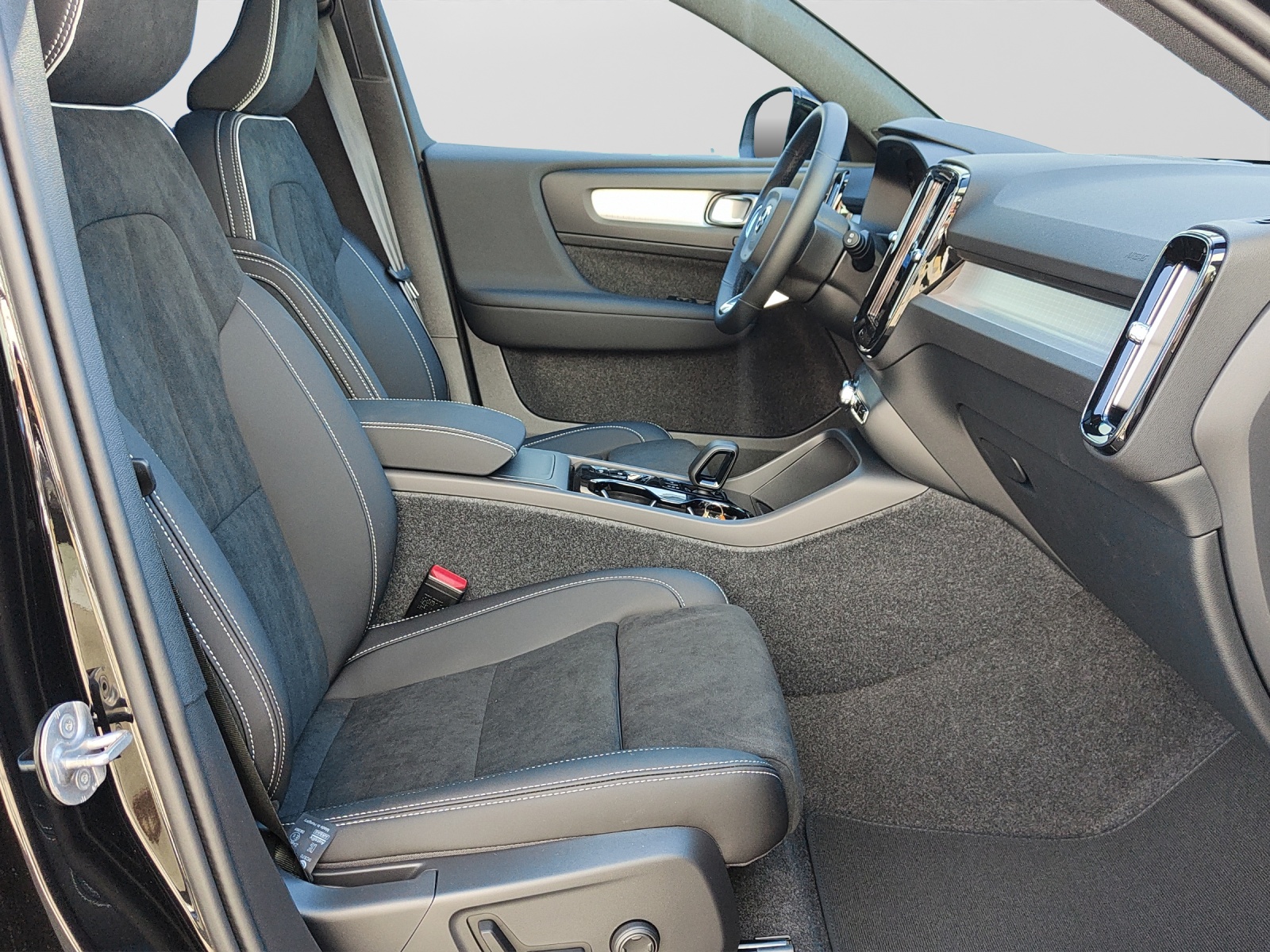 VOLVO XC40 2.0 B4 MH Black Edition-image-4