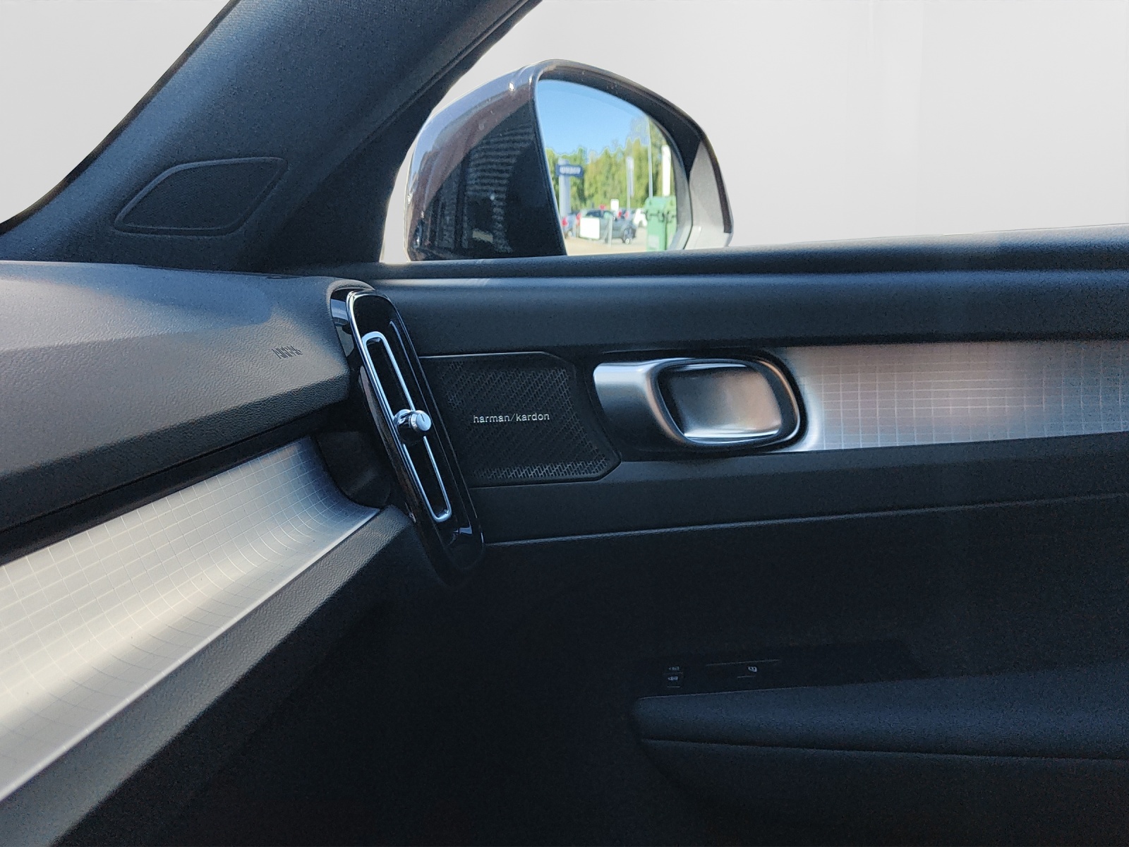 VOLVO XC40 2.0 B4 MH Black Edition-image-10