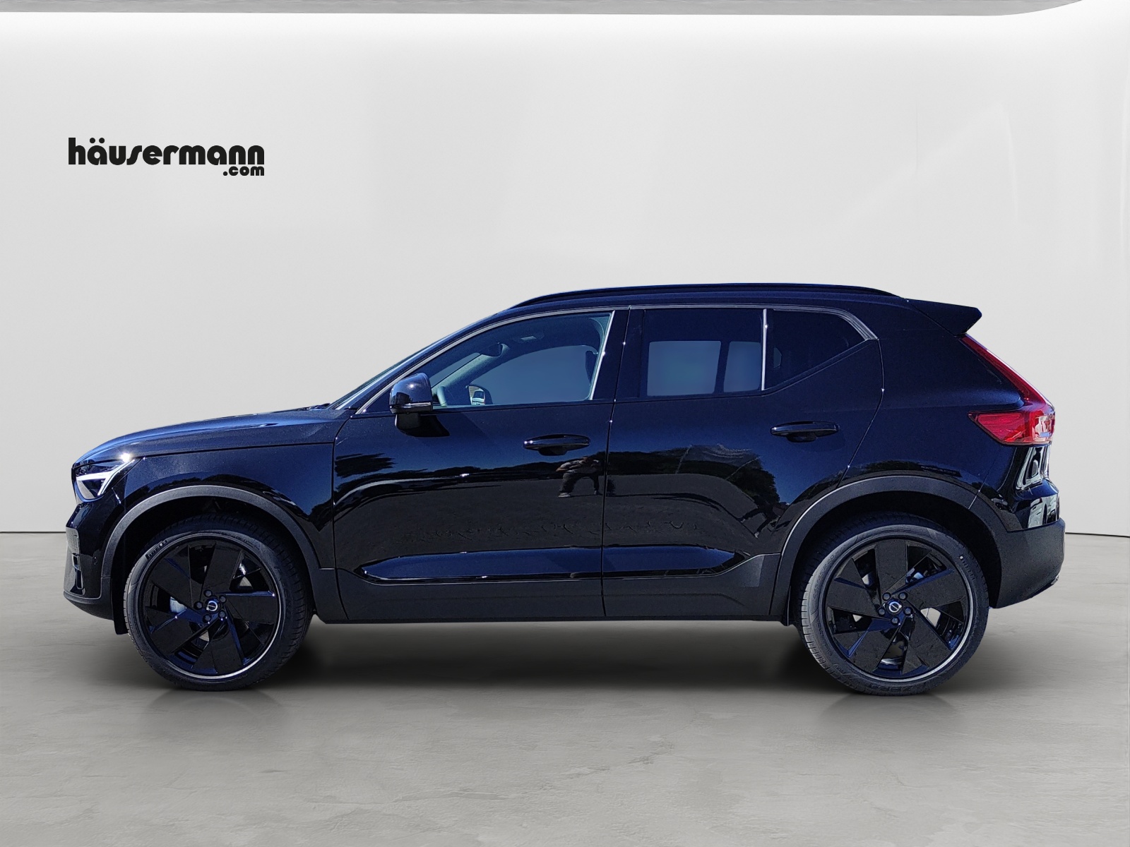 VOLVO XC40 2.0 B4 MH Black Edition-image-2