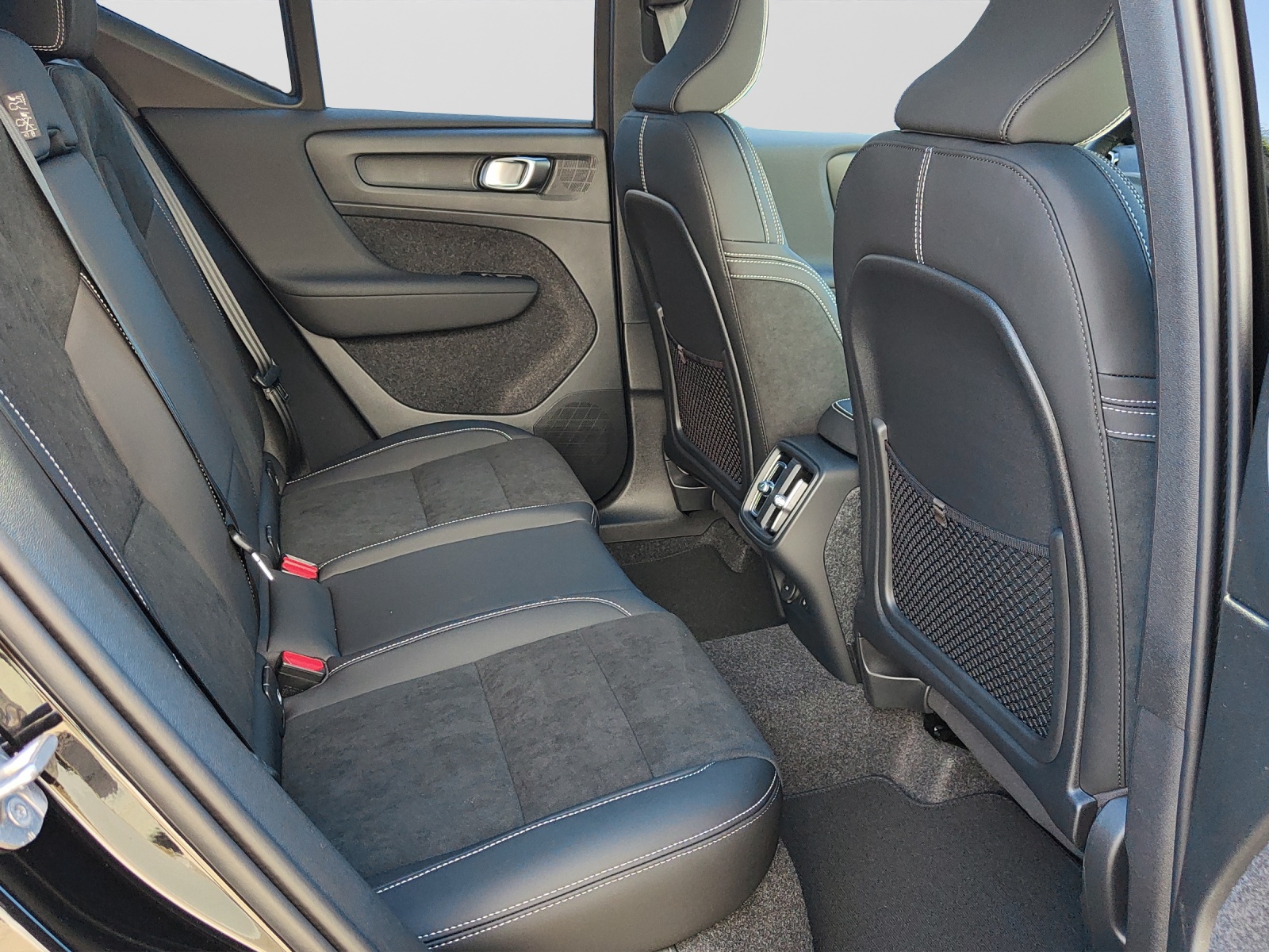 VOLVO XC40 2.0 B4 MH Black Edition-image-5
