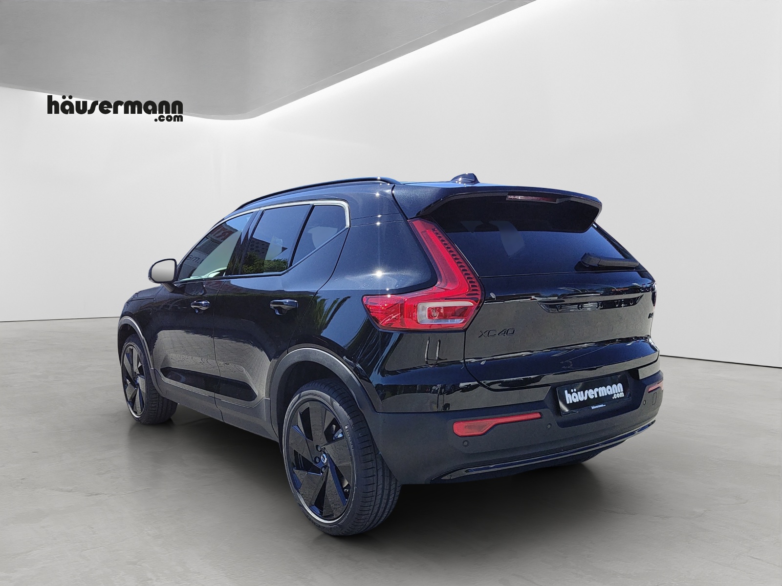 VOLVO XC40 2.0 B4 MH Black Edition-image-3