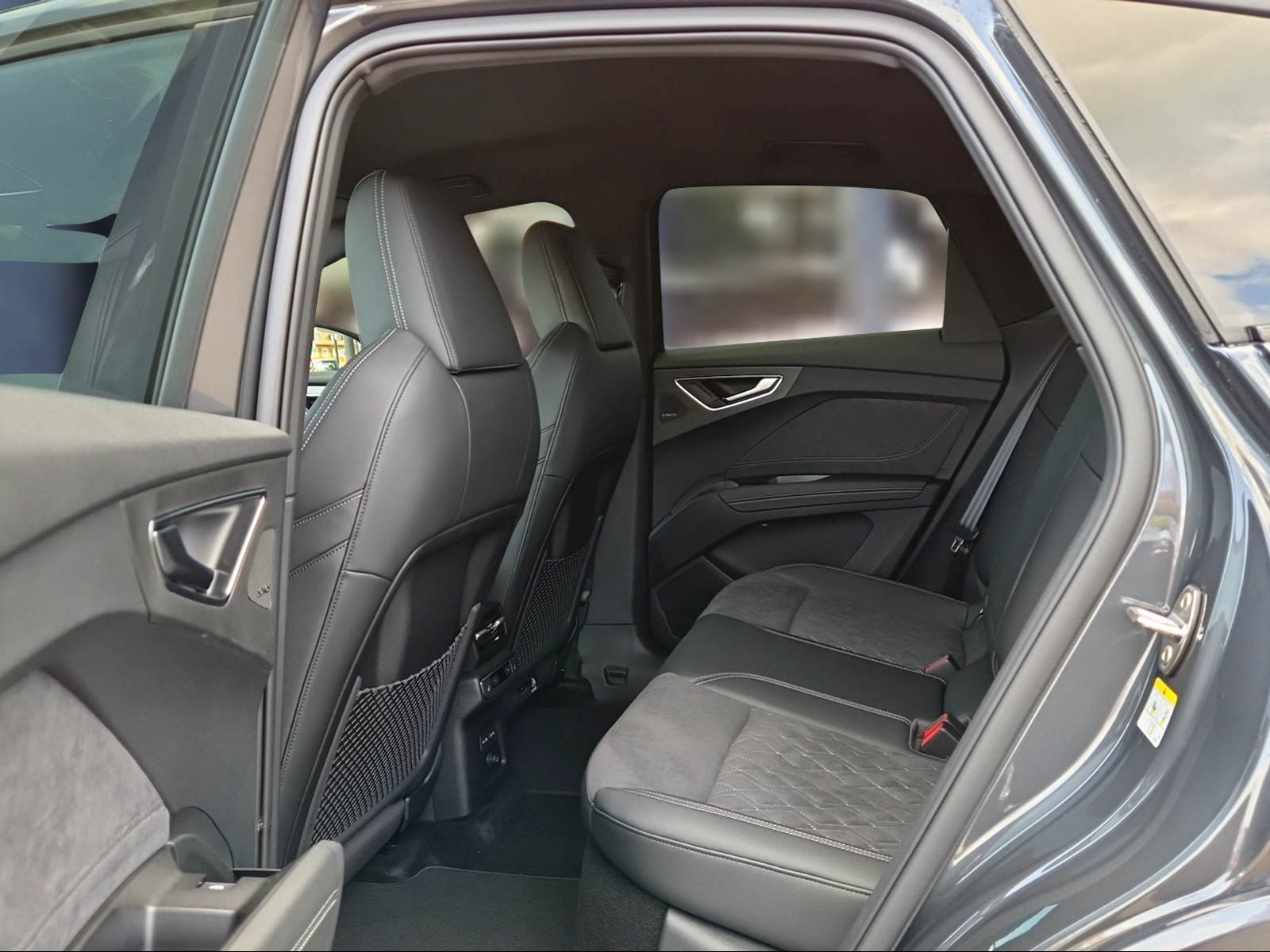 AUDI Q4 Sportback e-tron quattro performance Swiss Ski Tamboragrau Metallic-image-9