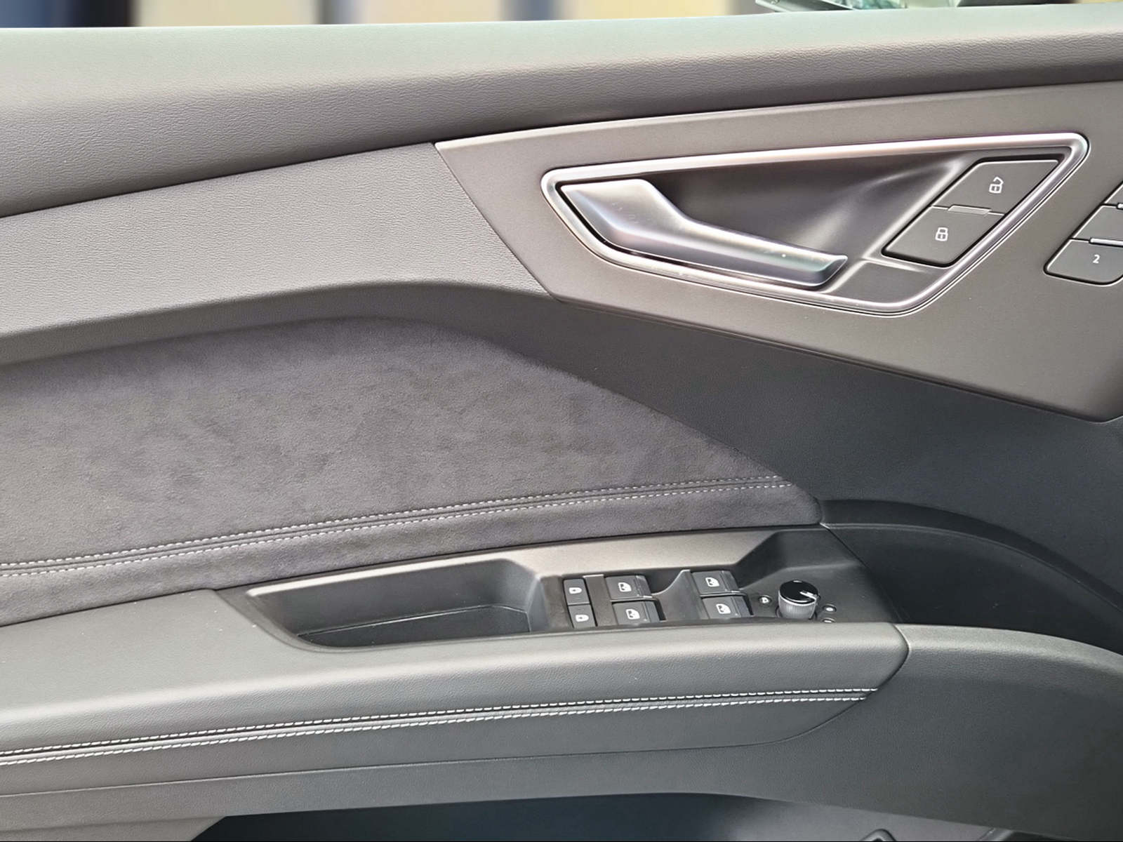 AUDI Q4 Sportback e-tron quattro performance Swiss Ski Tamboragrau Metallic-image-14