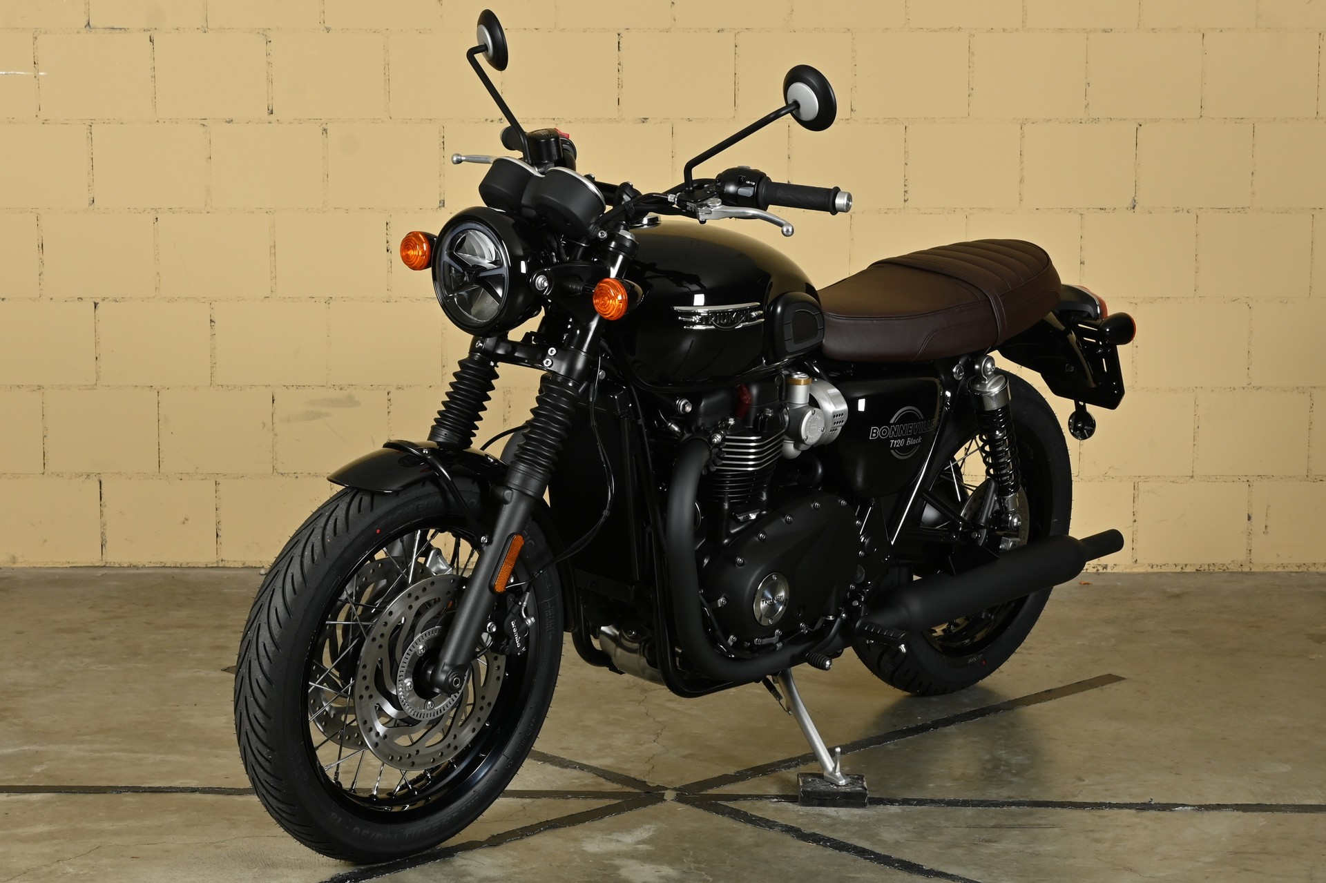 TRIUMPH Bonneville T120 Black-showroom-element-2