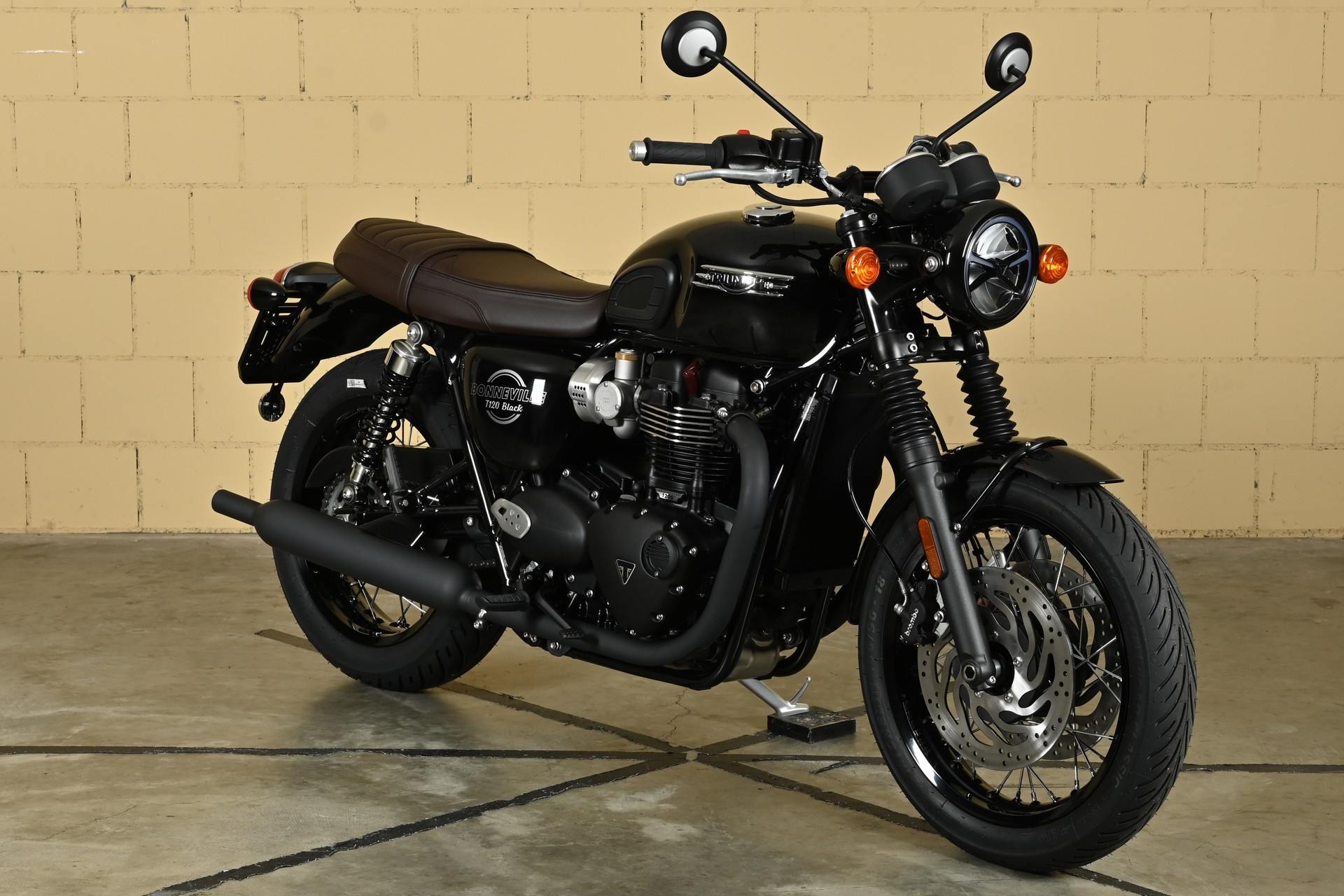 TRIUMPH Bonneville T120 Black-showroom-element-1