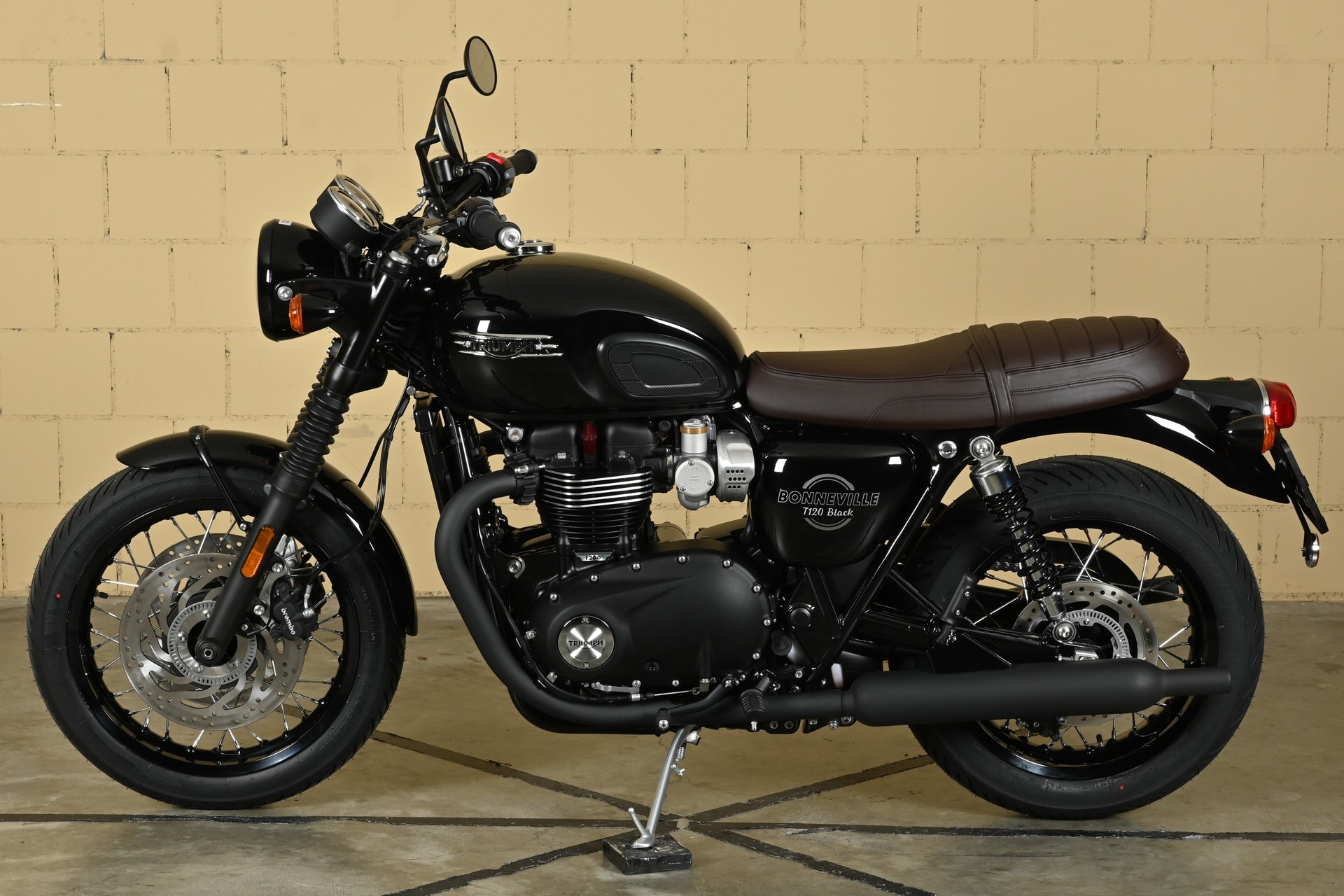 TRIUMPH Bonneville T120 Black-showroom-element-3