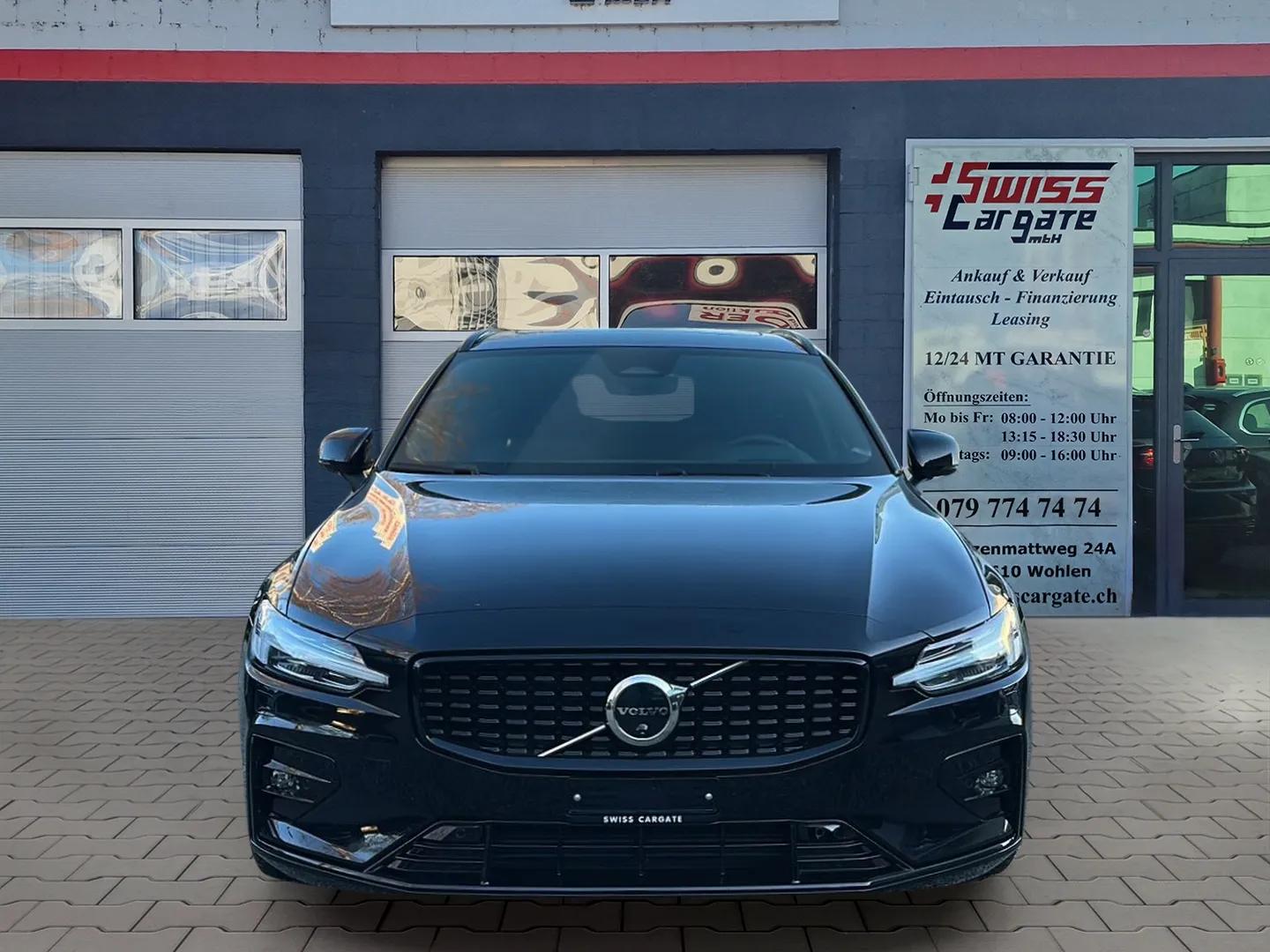 VOLVO V60 B4 Benzin Mild Hybrid Ultra Dark DCT mit AHK & Panoramadach & 5J Werksgarantie oder bis 200000km-image-2