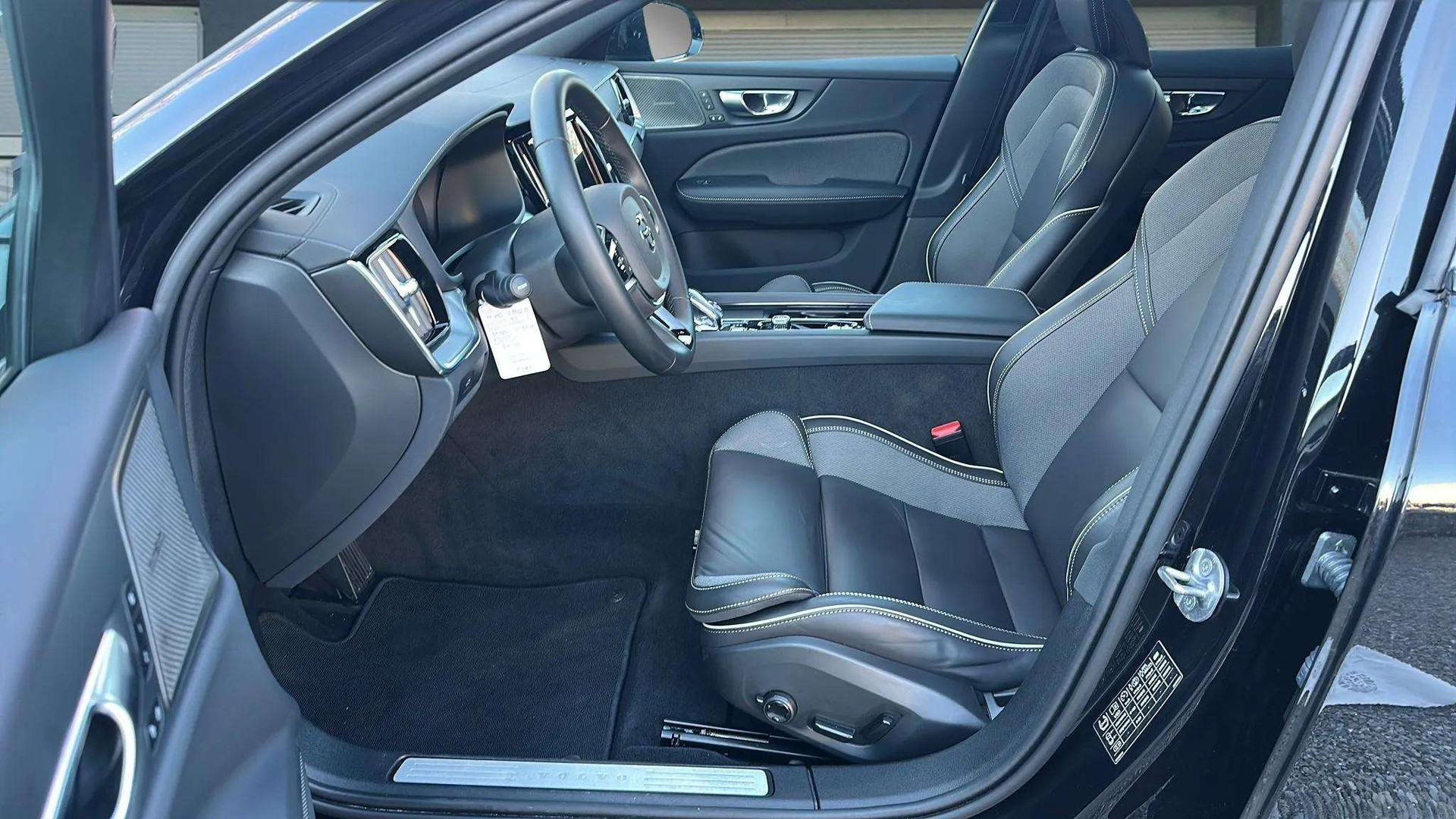 VOLVO V60 B4 Benzin Mild Hybrid Ultra Dark DCT mit AHK & Panoramadach & 5J Werksgarantie oder bis 200000km-image-10