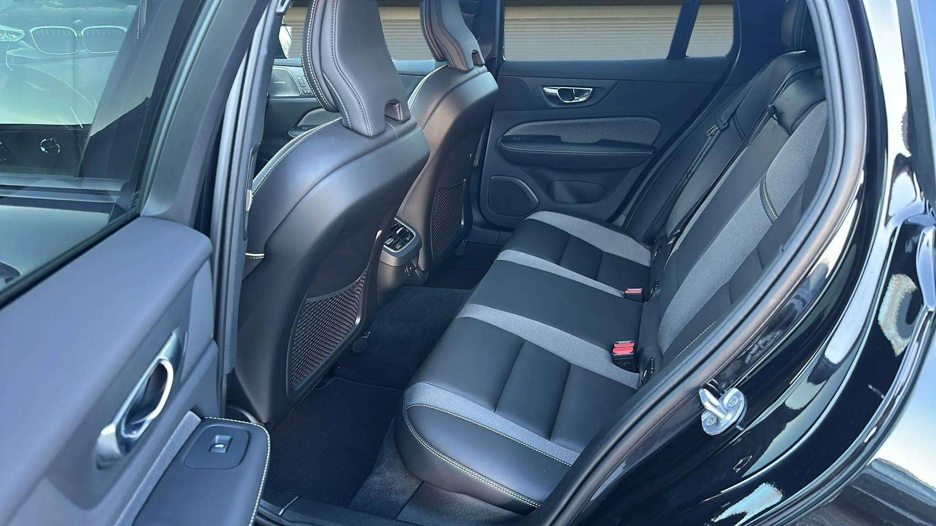 VOLVO V60 B4 Benzin Mild Hybrid Ultra Dark DCT mit AHK & Panoramadach & 5J Werksgarantie oder bis 200000km-image-12