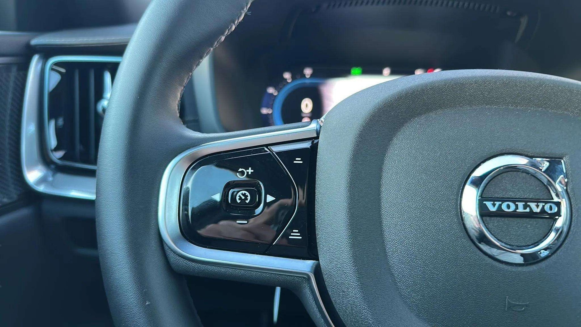 VOLVO V60 B4 Benzin Mild Hybrid Ultra Dark DCT mit AHK & Panoramadach & 5J Werksgarantie oder bis 200000km-image-25