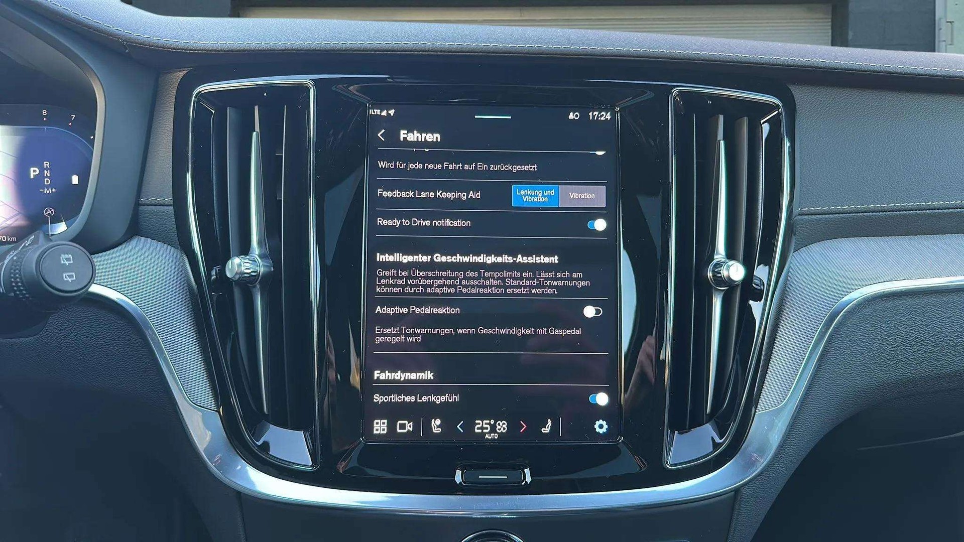 VOLVO V60 B4 Benzin Mild Hybrid Ultra Dark DCT mit AHK & Panoramadach & 5J Werksgarantie oder bis 200000km-image-17