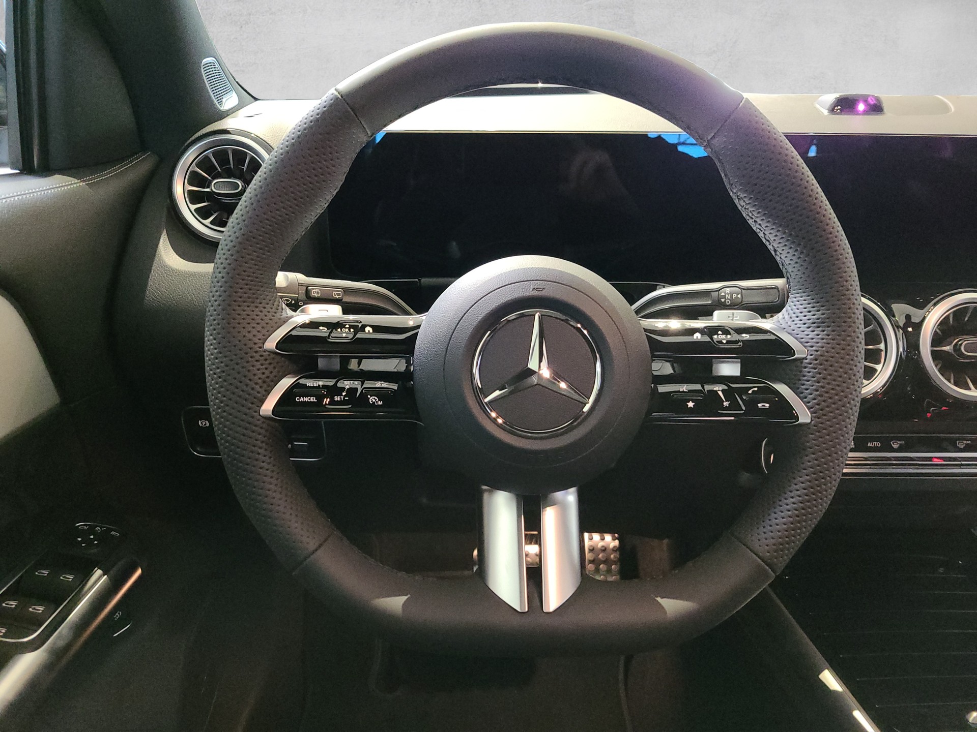 MERCEDES-BENZ GLA 250 4M AMG Swiss Star "Special Edition"-image-11