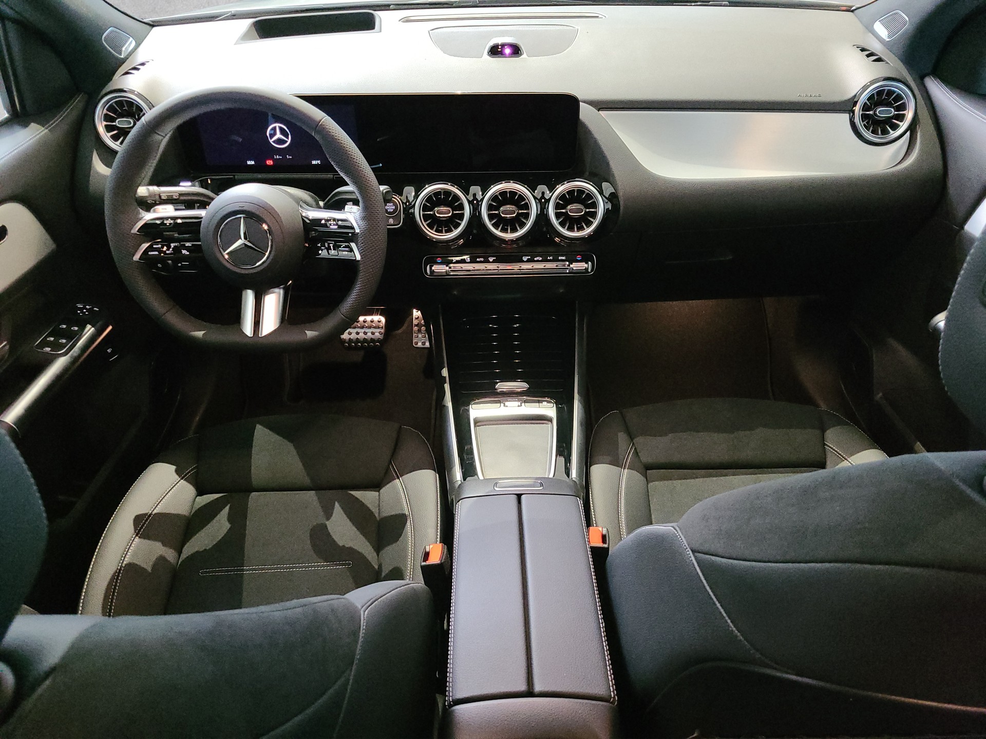 MERCEDES-BENZ GLA 250 4M AMG Swiss Star "Special Edition"-image-13