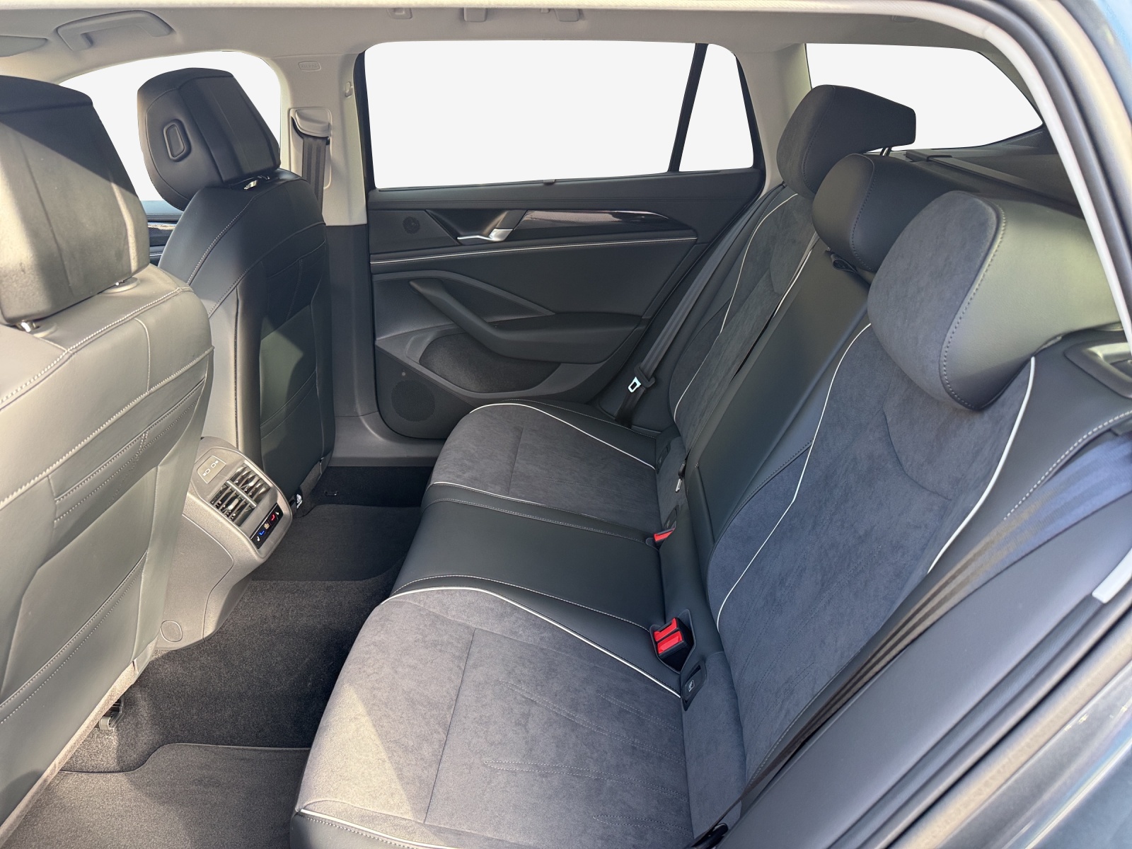 VW Passat Variant 2.0 TDI evo Business DSG-image-11